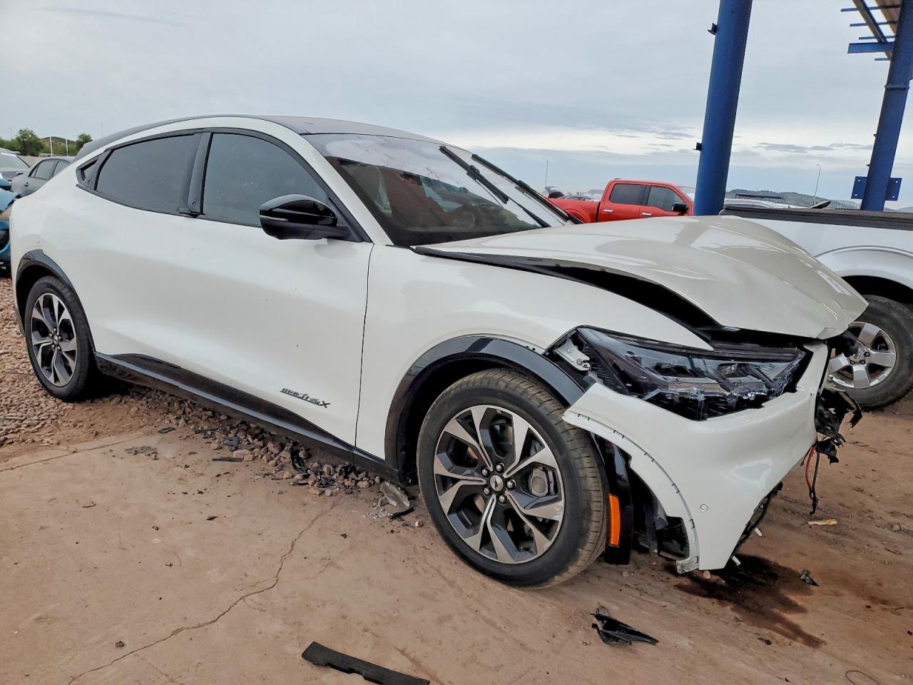 2021 FORD MUSTANG MACH-E PREMIUM photo 4