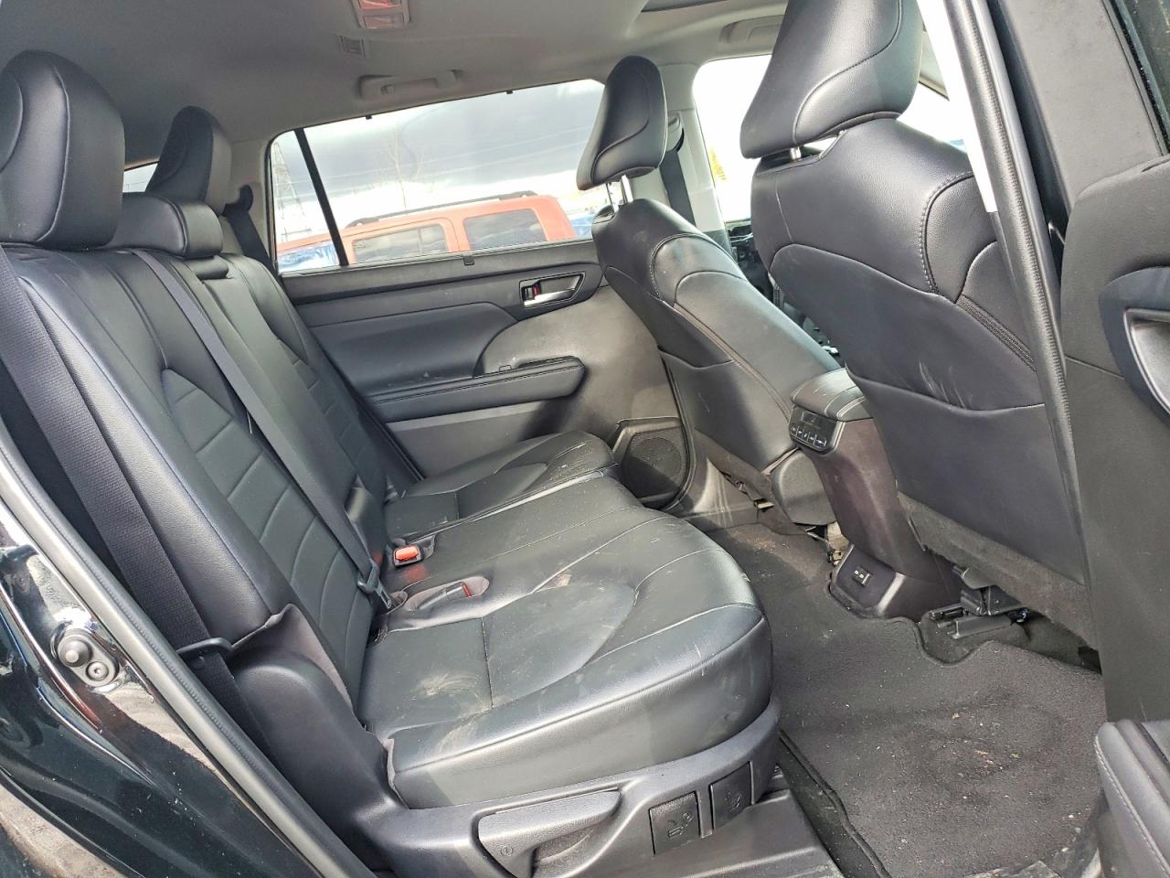 2022 TOYOTA HIGHLANDER XLE photo 21