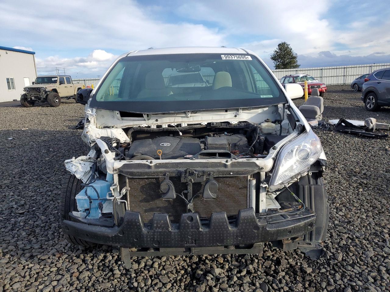 2017 TOYOTA SIENNA LE photo 4