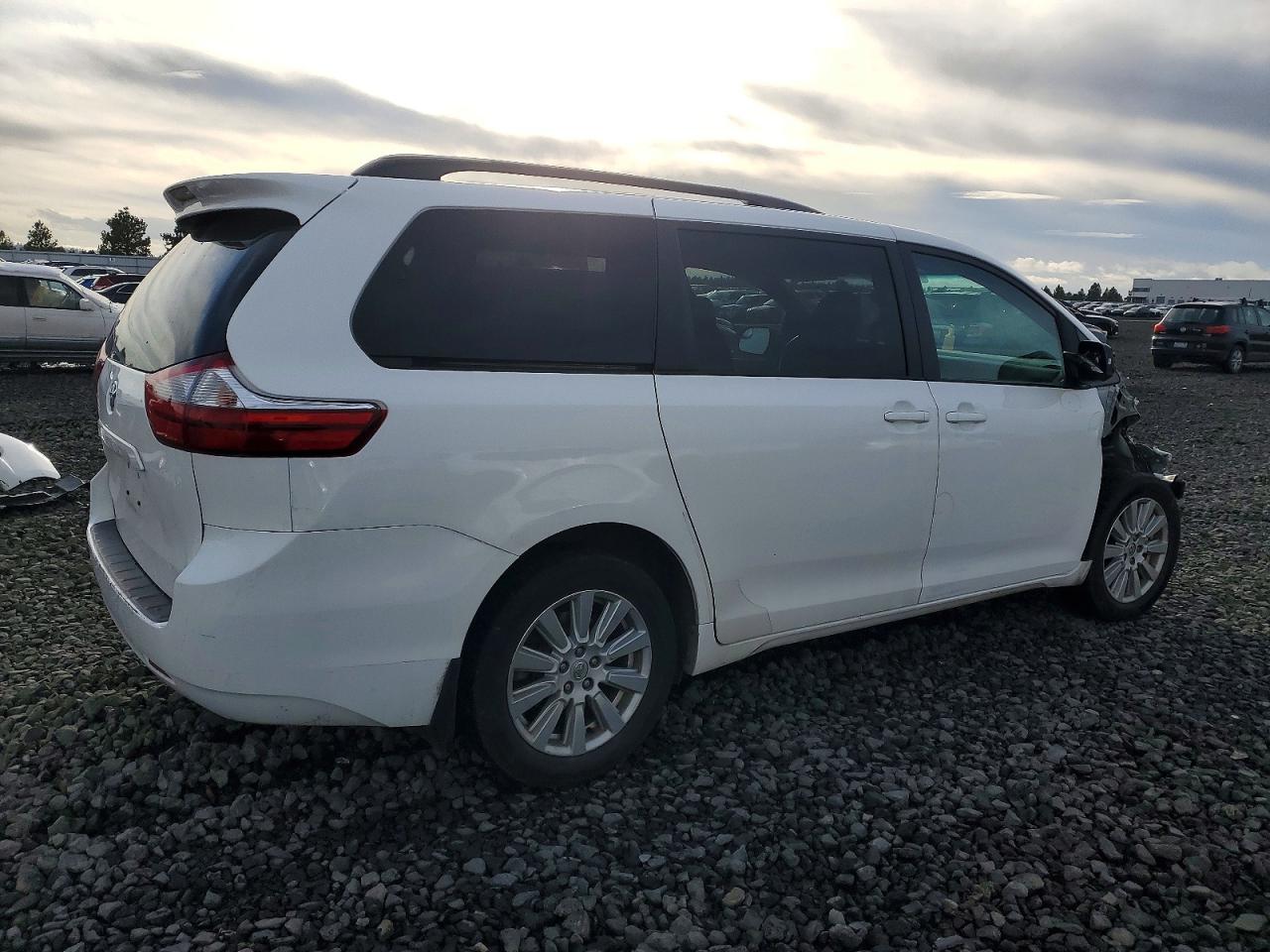 2017 TOYOTA SIENNA LE photo 3