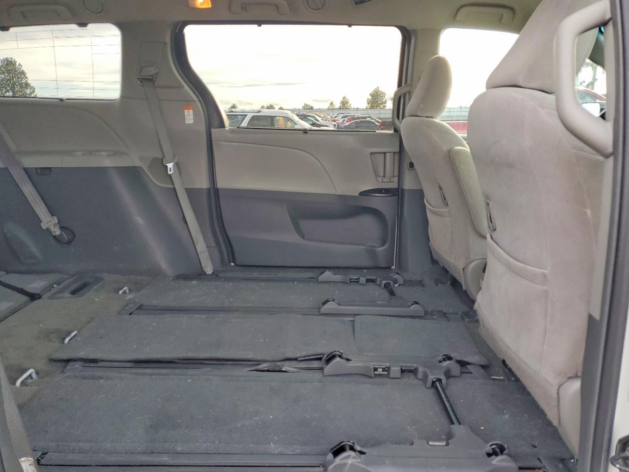 2017 TOYOTA SIENNA LE photo 10