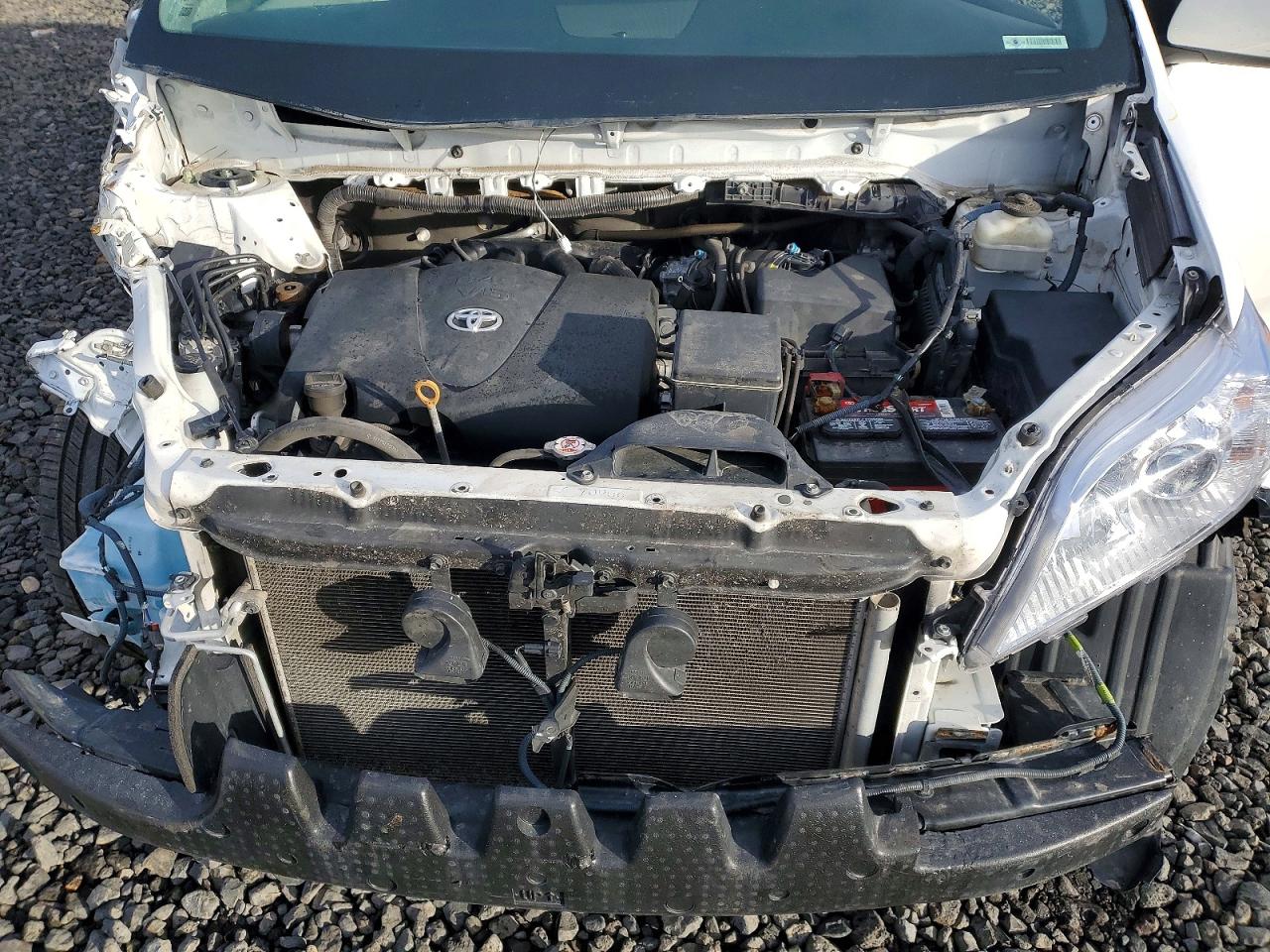 2017 TOYOTA SIENNA LE photo 11