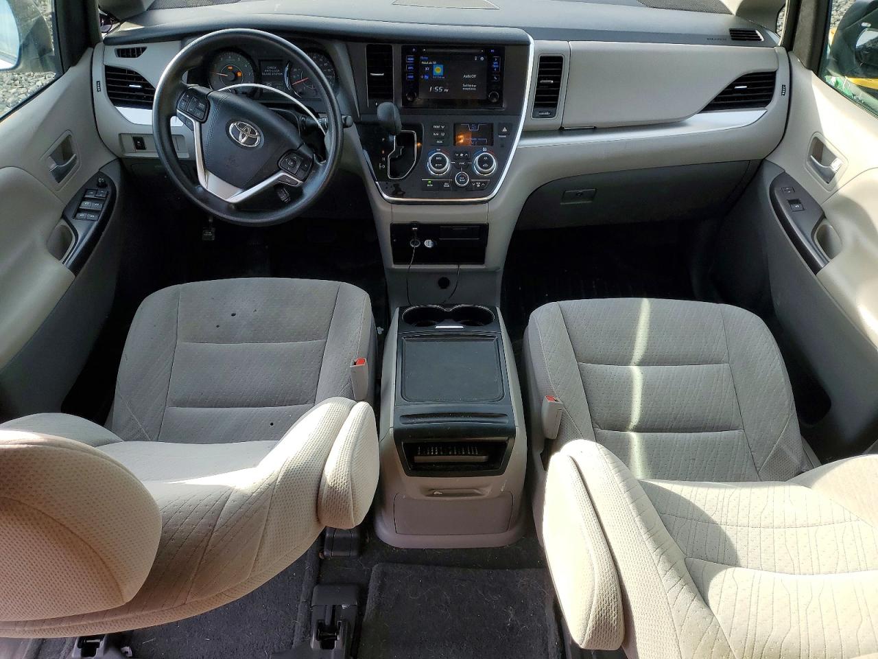 2017 TOYOTA SIENNA LE photo 7