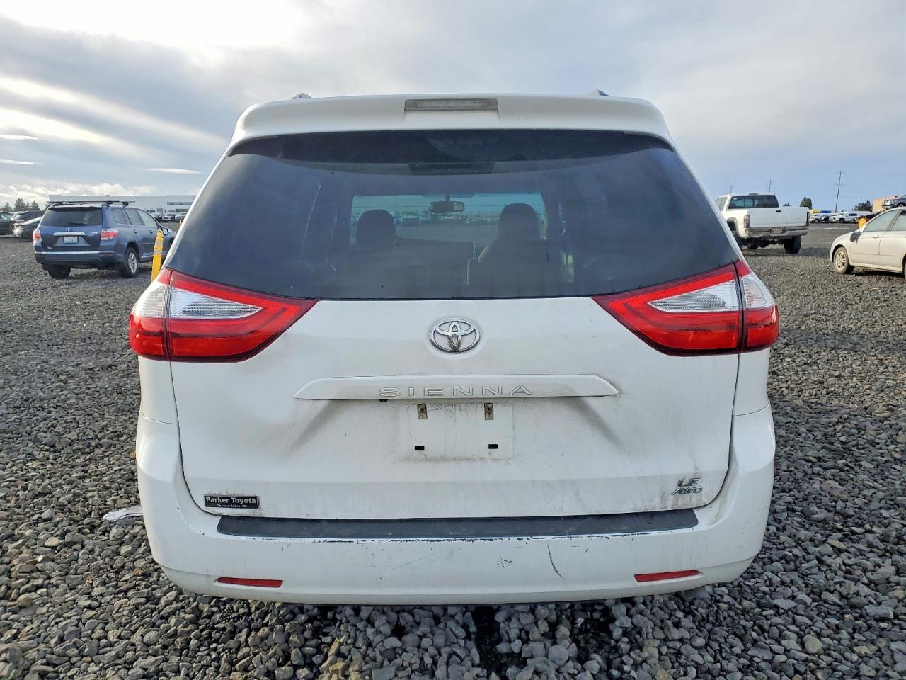 2017 TOYOTA SIENNA LE photo 5