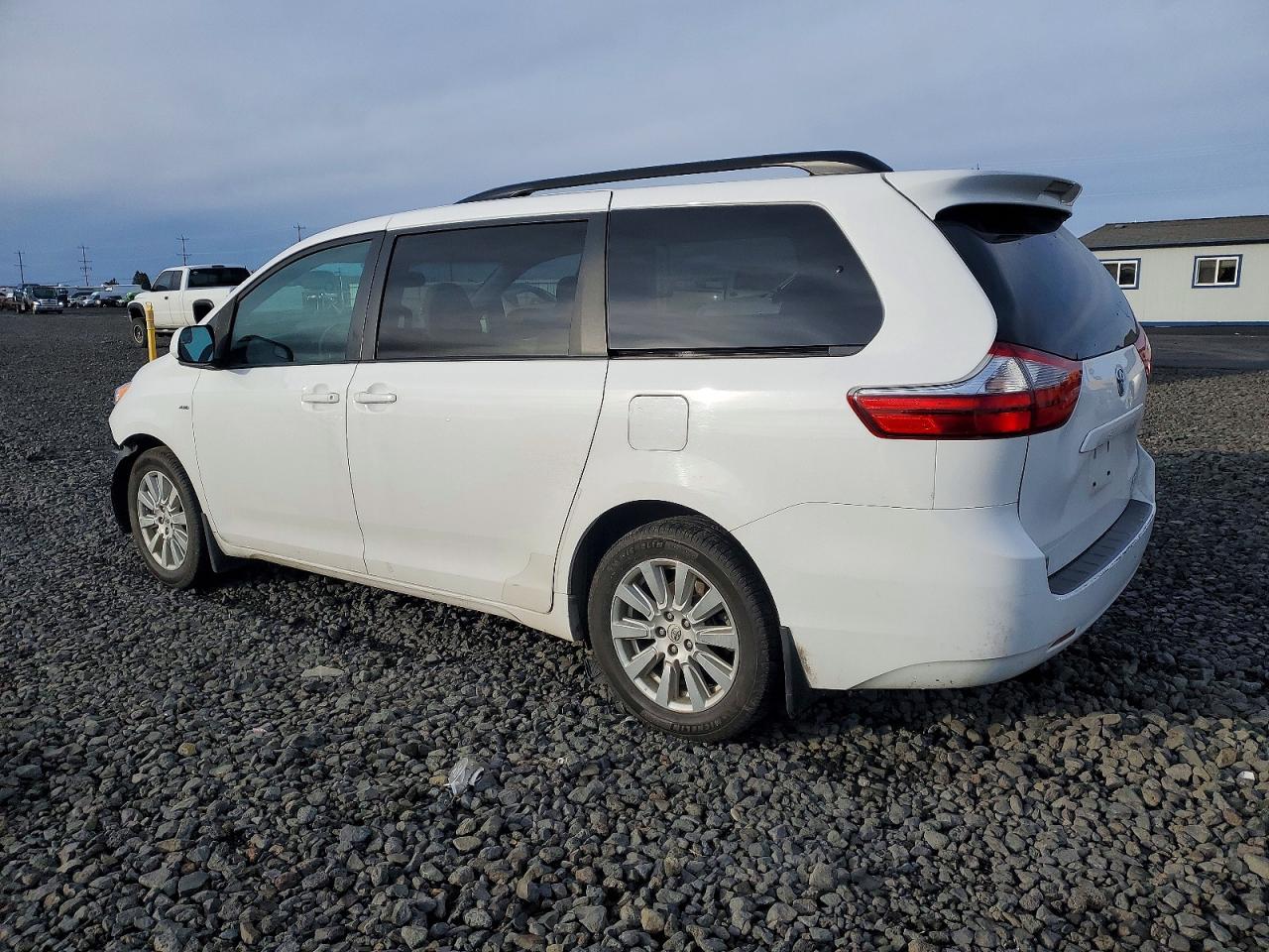 2017 TOYOTA SIENNA LE photo 2
