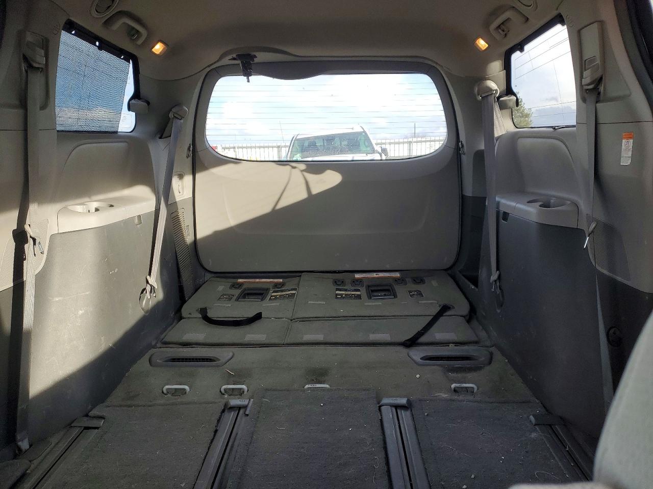2017 TOYOTA SIENNA LE photo 9