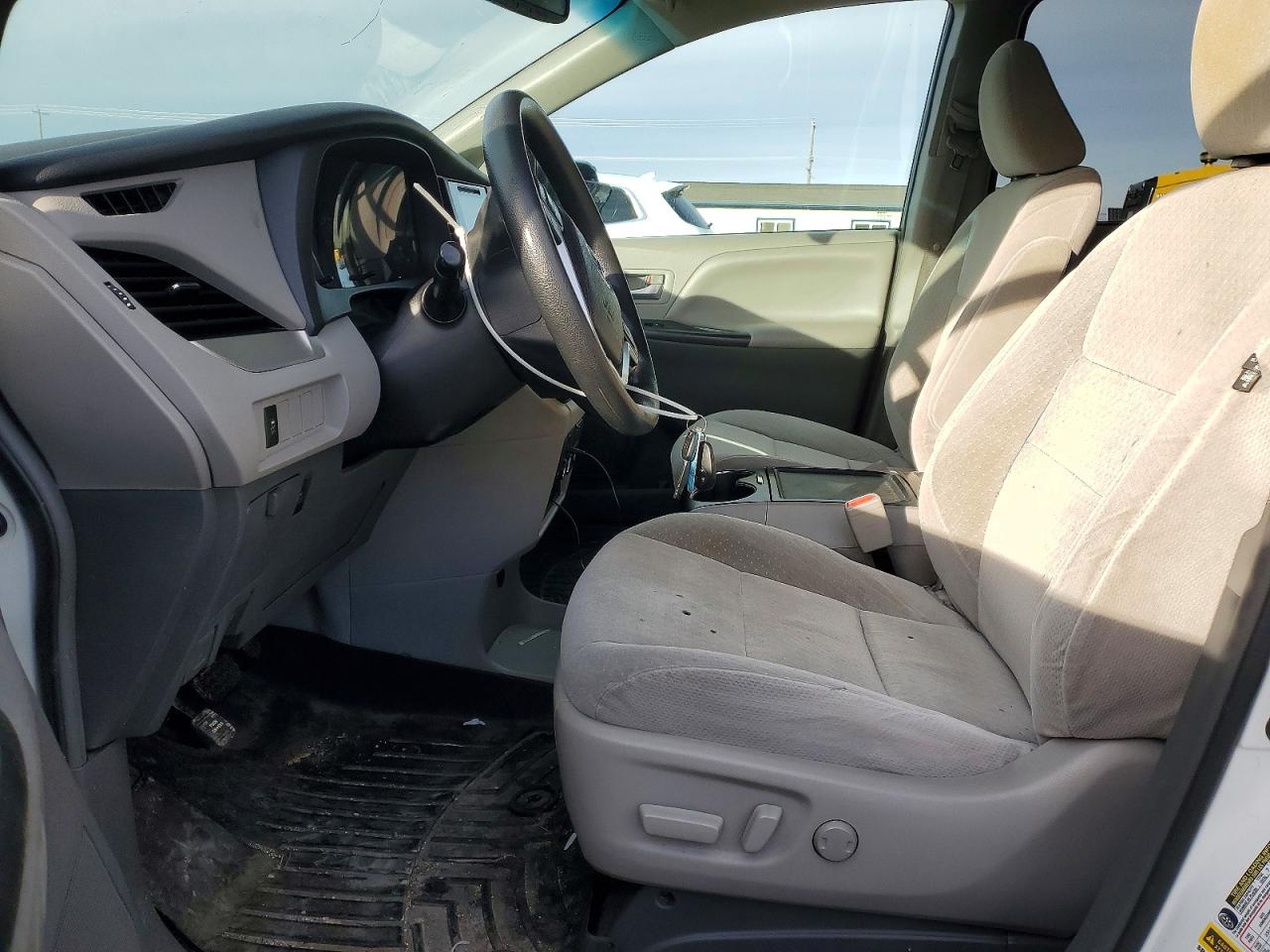 2017 TOYOTA SIENNA LE photo 6