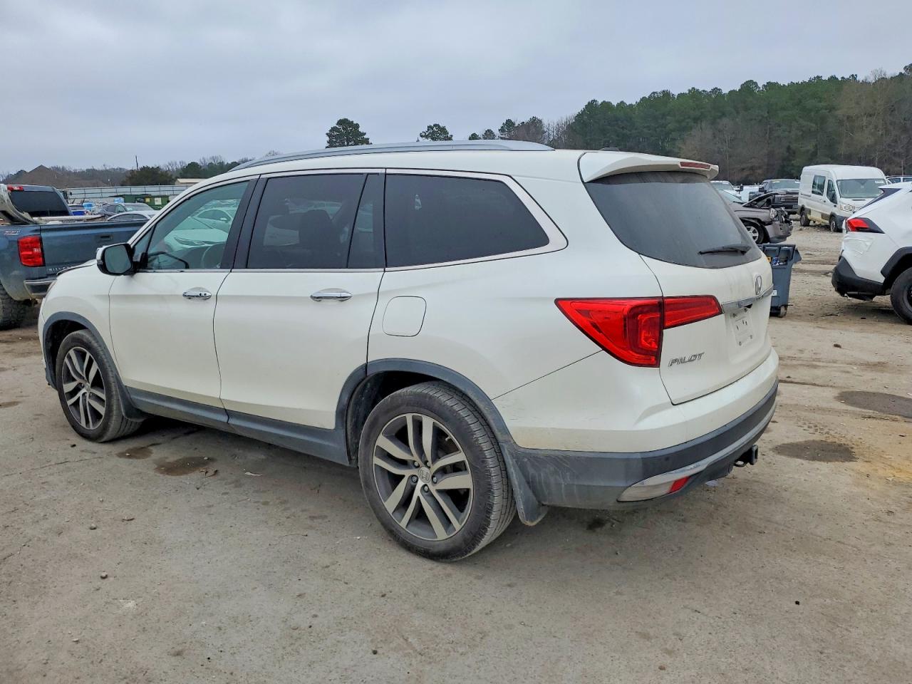 2016 HONDA PILOT TOURING photo 2
