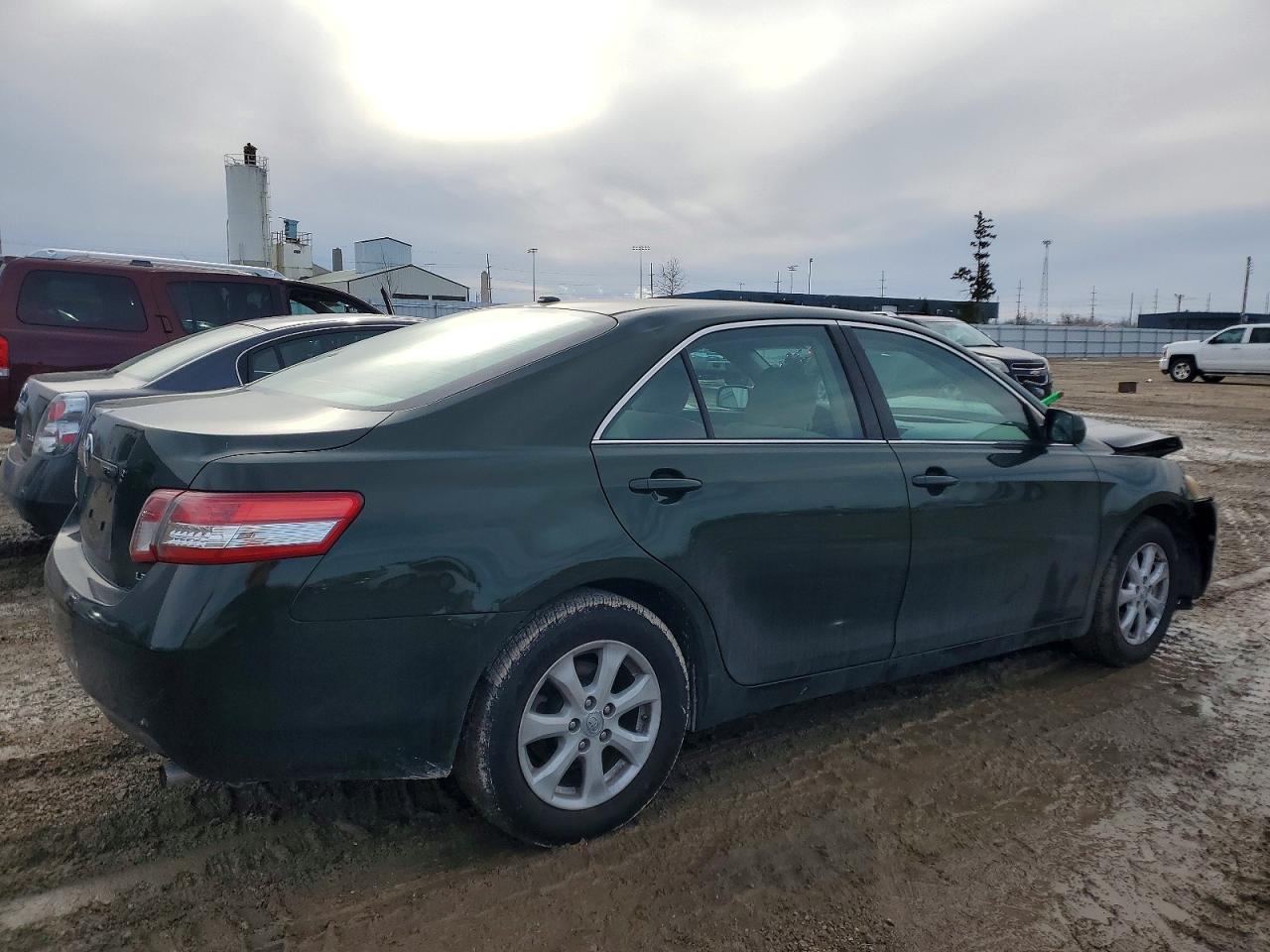 2011 TOYOTA CAMRY LE photo 3
