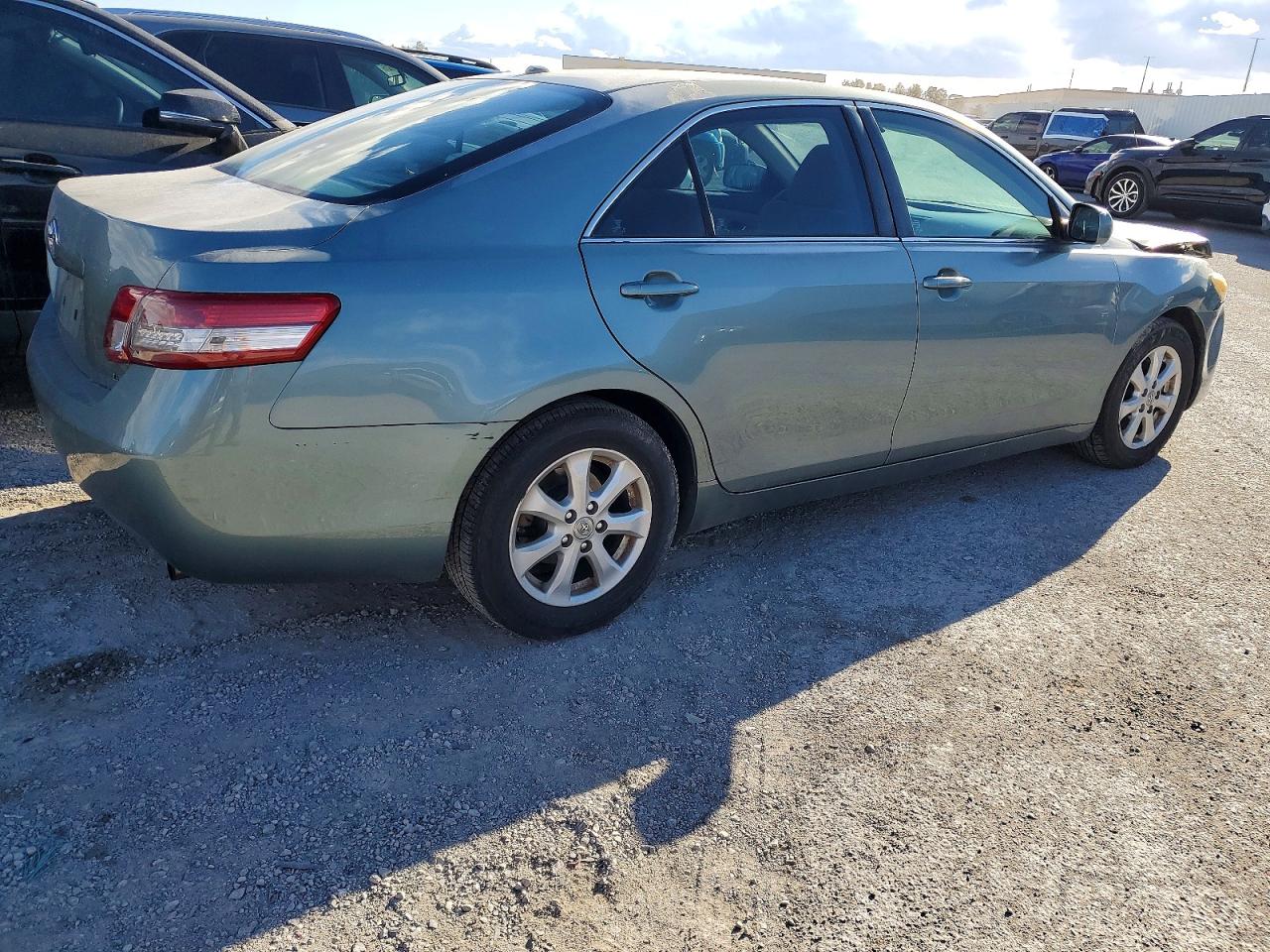 2011 TOYOTA CAMRY BASE photo 3