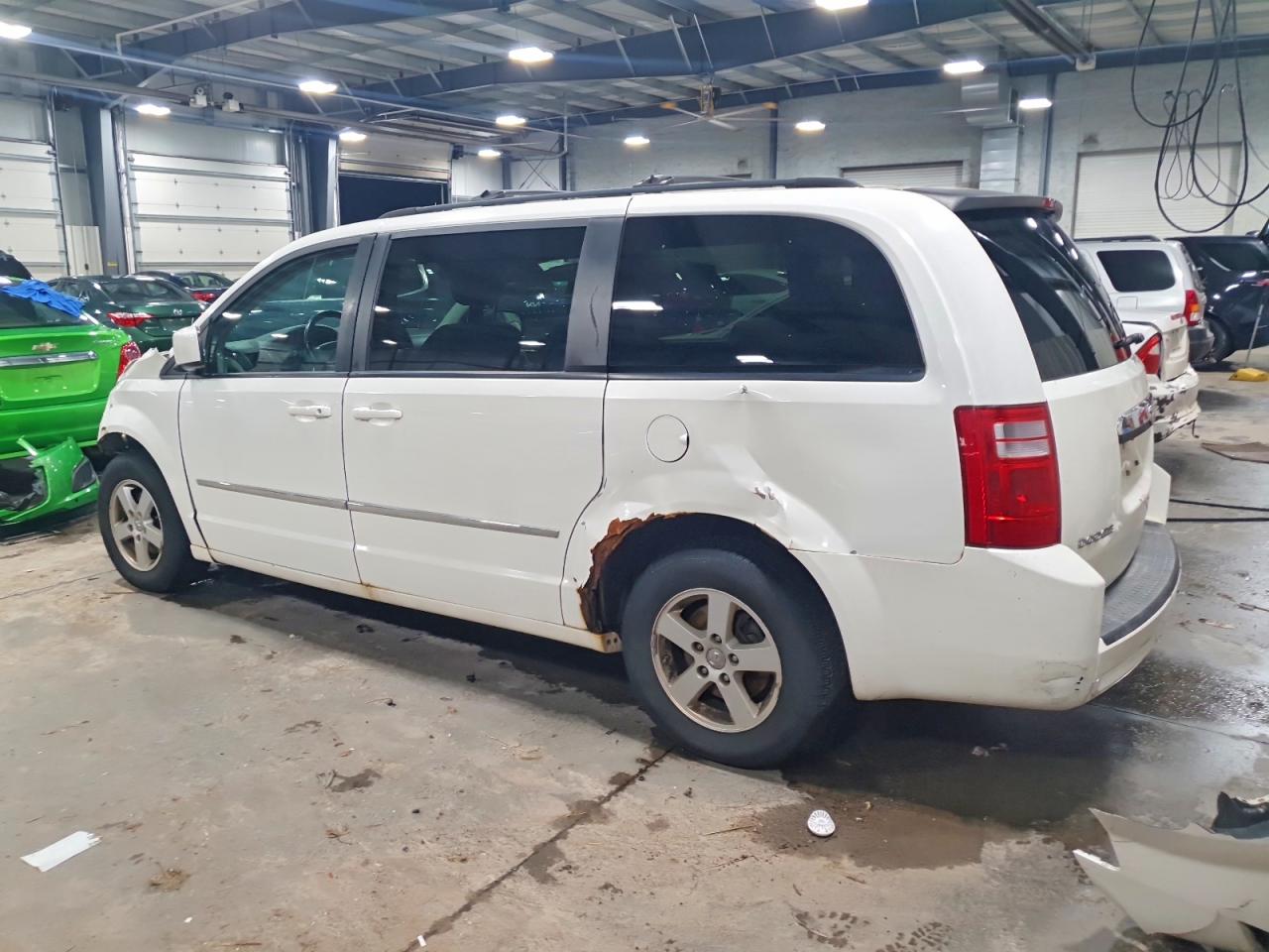 2010 DODGE GRAND CARAVAN SXT photo 2