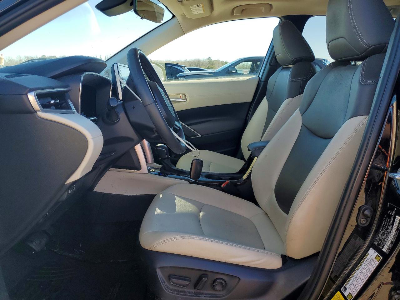 2022 TOYOTA COROLLA CROSS XLE photo 13