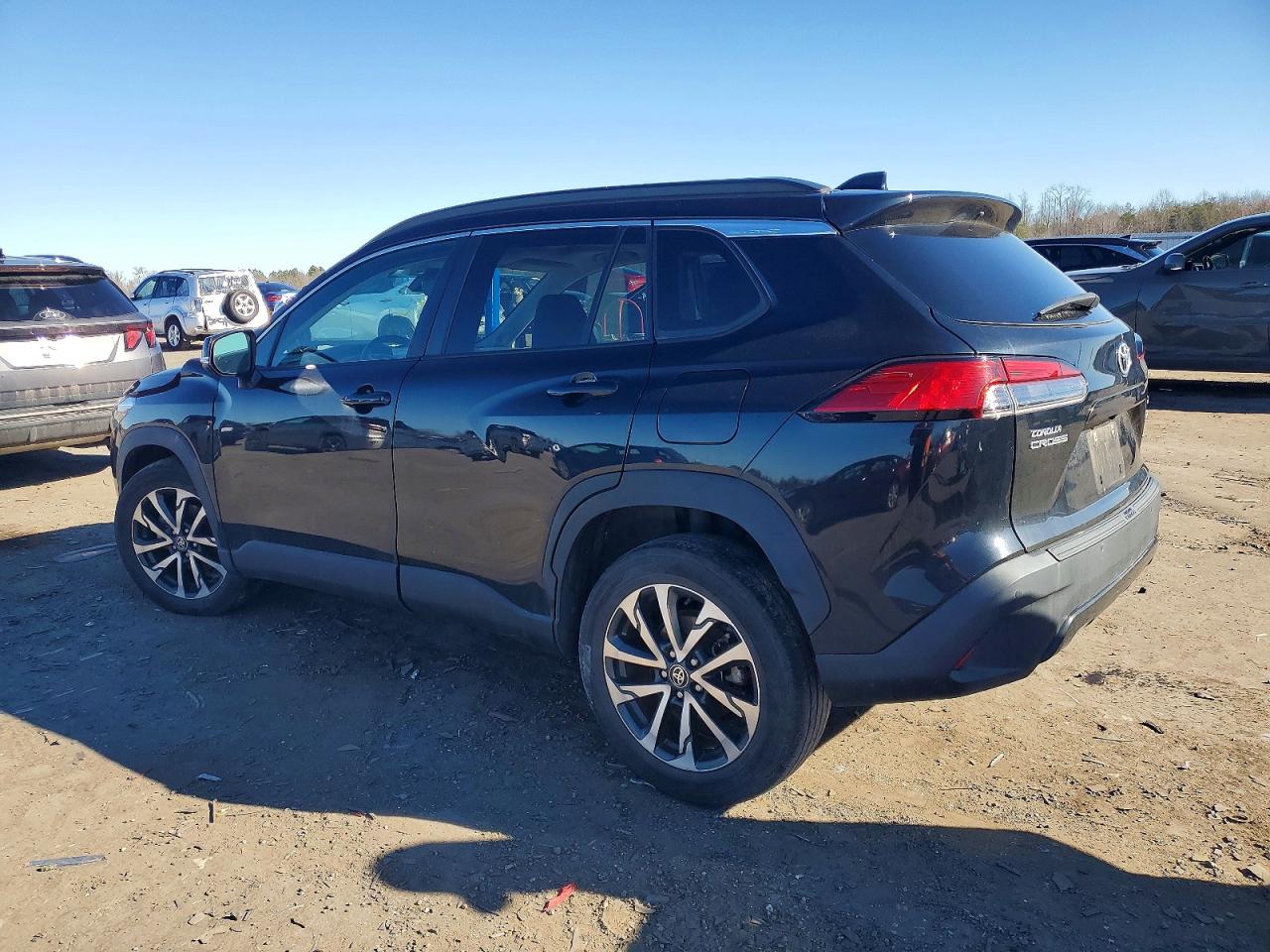 2022 TOYOTA COROLLA CROSS XLE photo 3