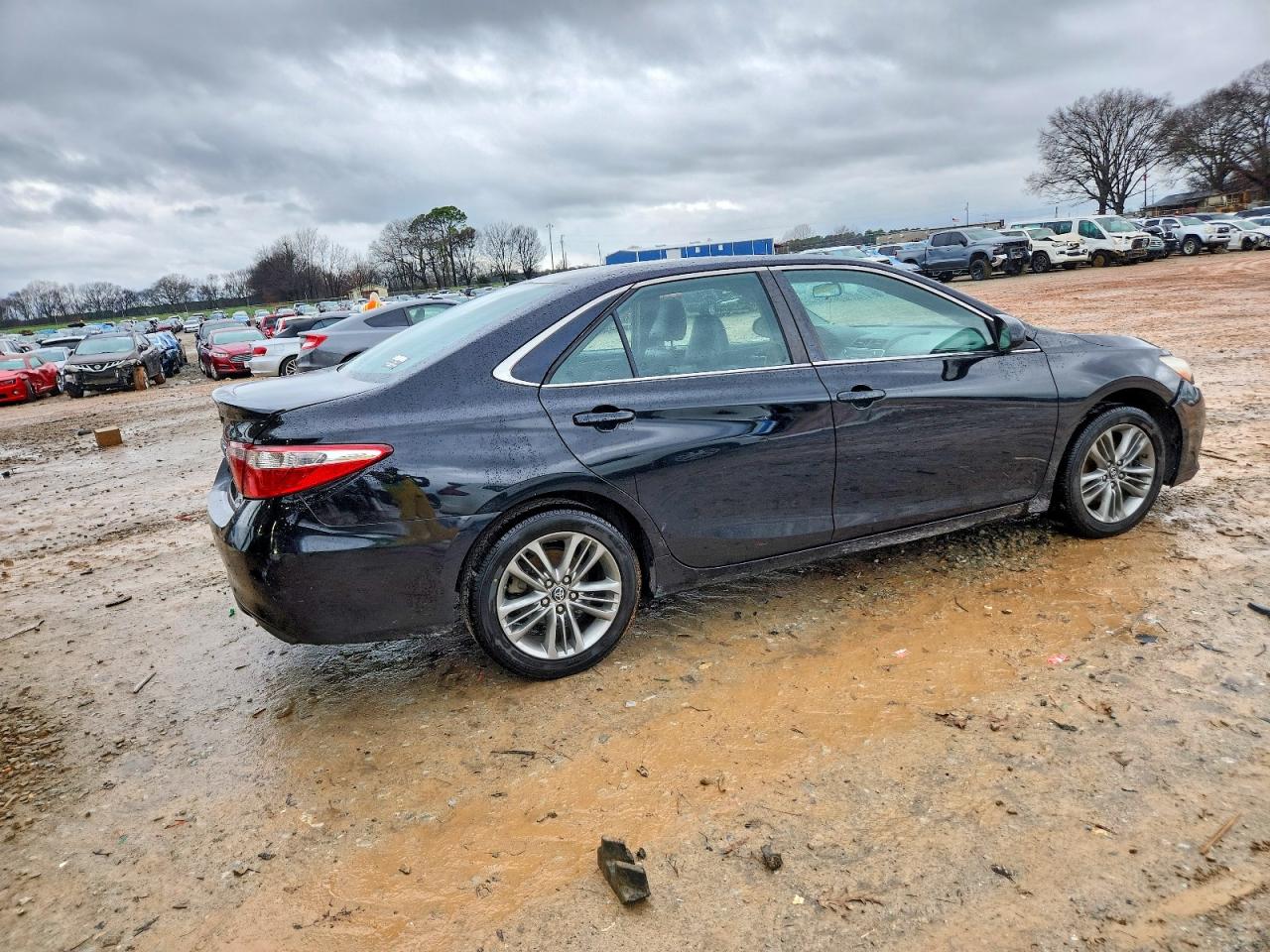 2016 TOYOTA CAMRY SE photo 3