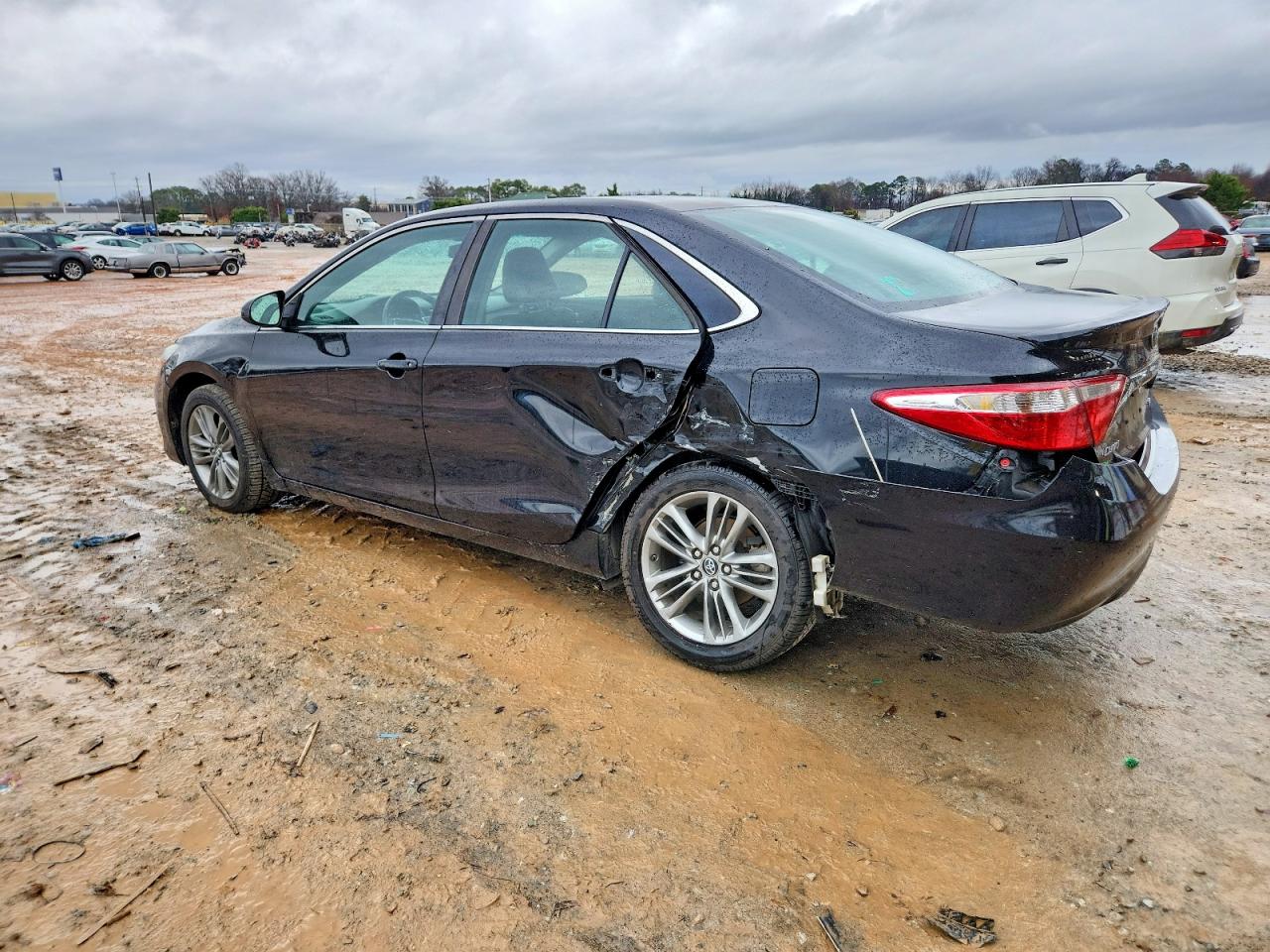 2016 TOYOTA CAMRY SE photo 2