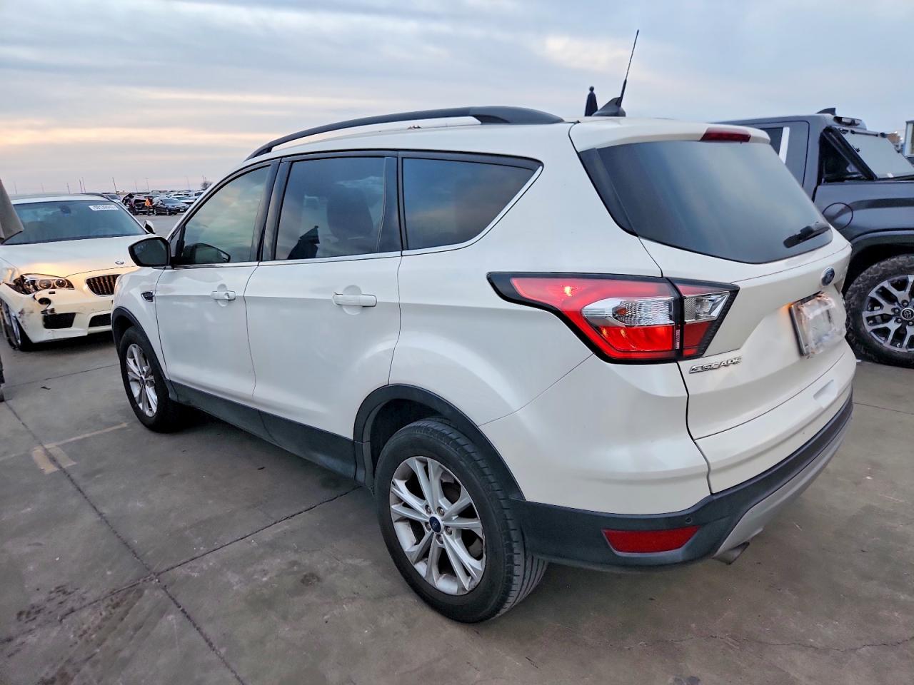 2018 FORD ESCAPE SEL photo 2