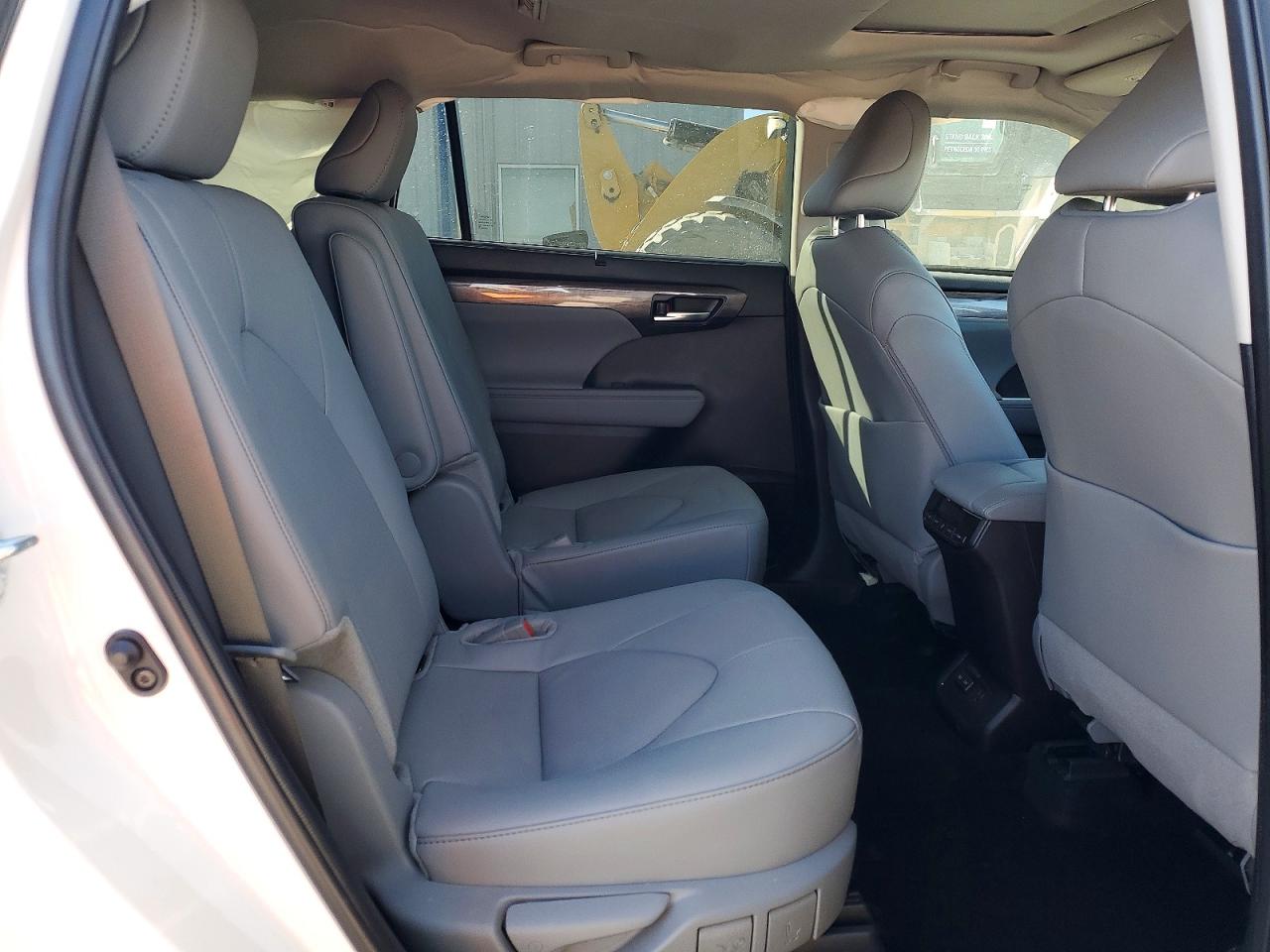 2024 TOYOTA HIGHLANDER LE photo 11