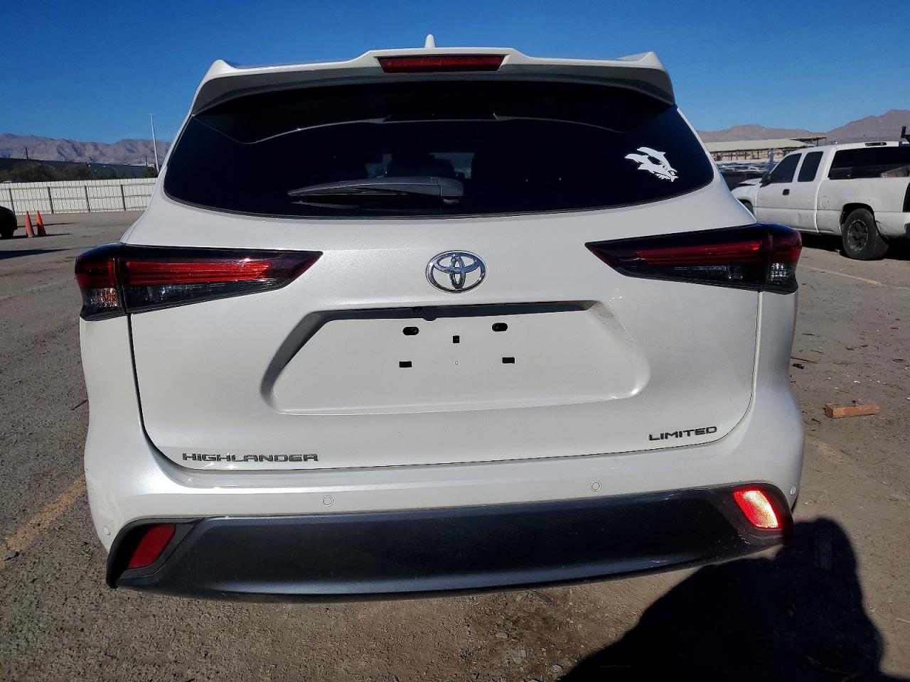 2024 TOYOTA HIGHLANDER LE photo 6