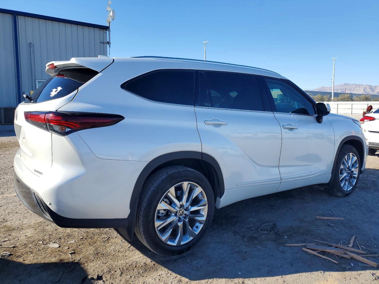 2024 TOYOTA HIGHLANDER LE photo 3