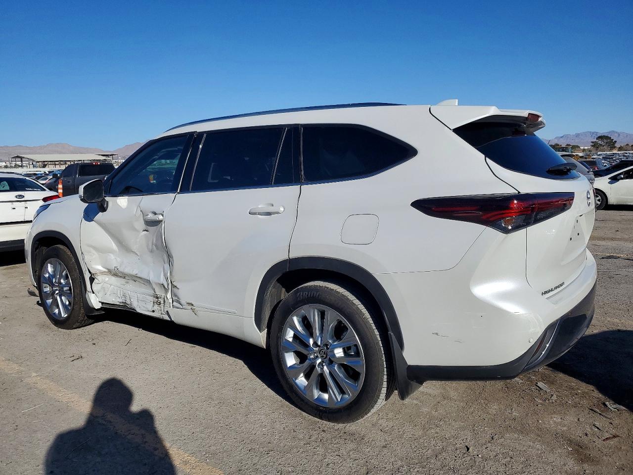 2024 TOYOTA HIGHLANDER LE photo 2