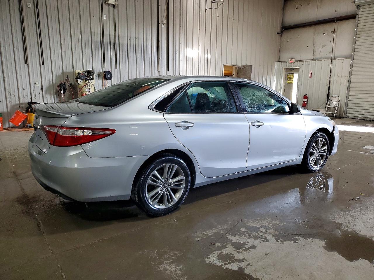 2016 TOYOTA CAMRY LE photo 3