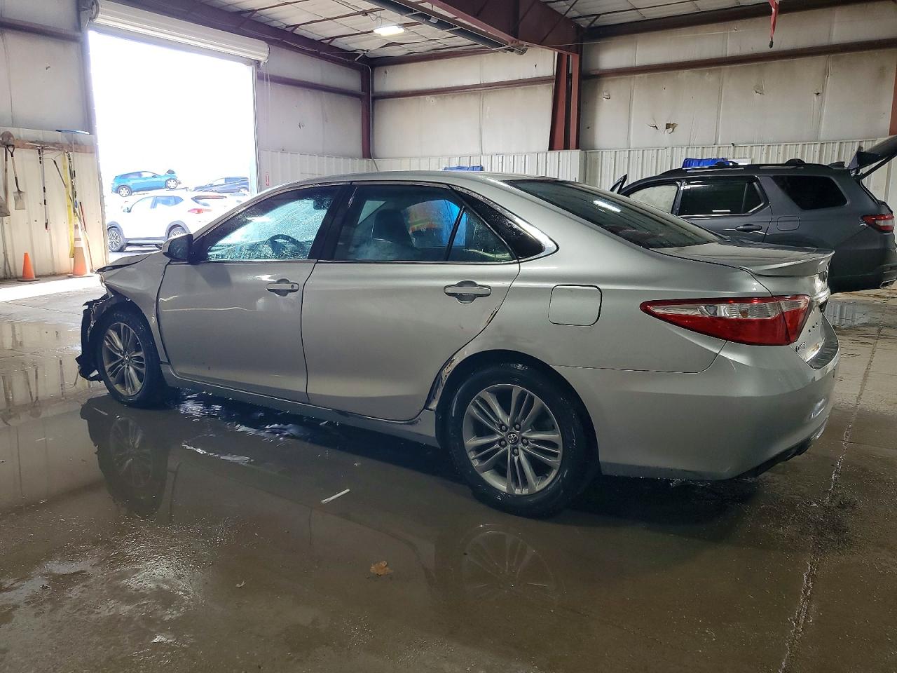 2016 TOYOTA CAMRY LE photo 2