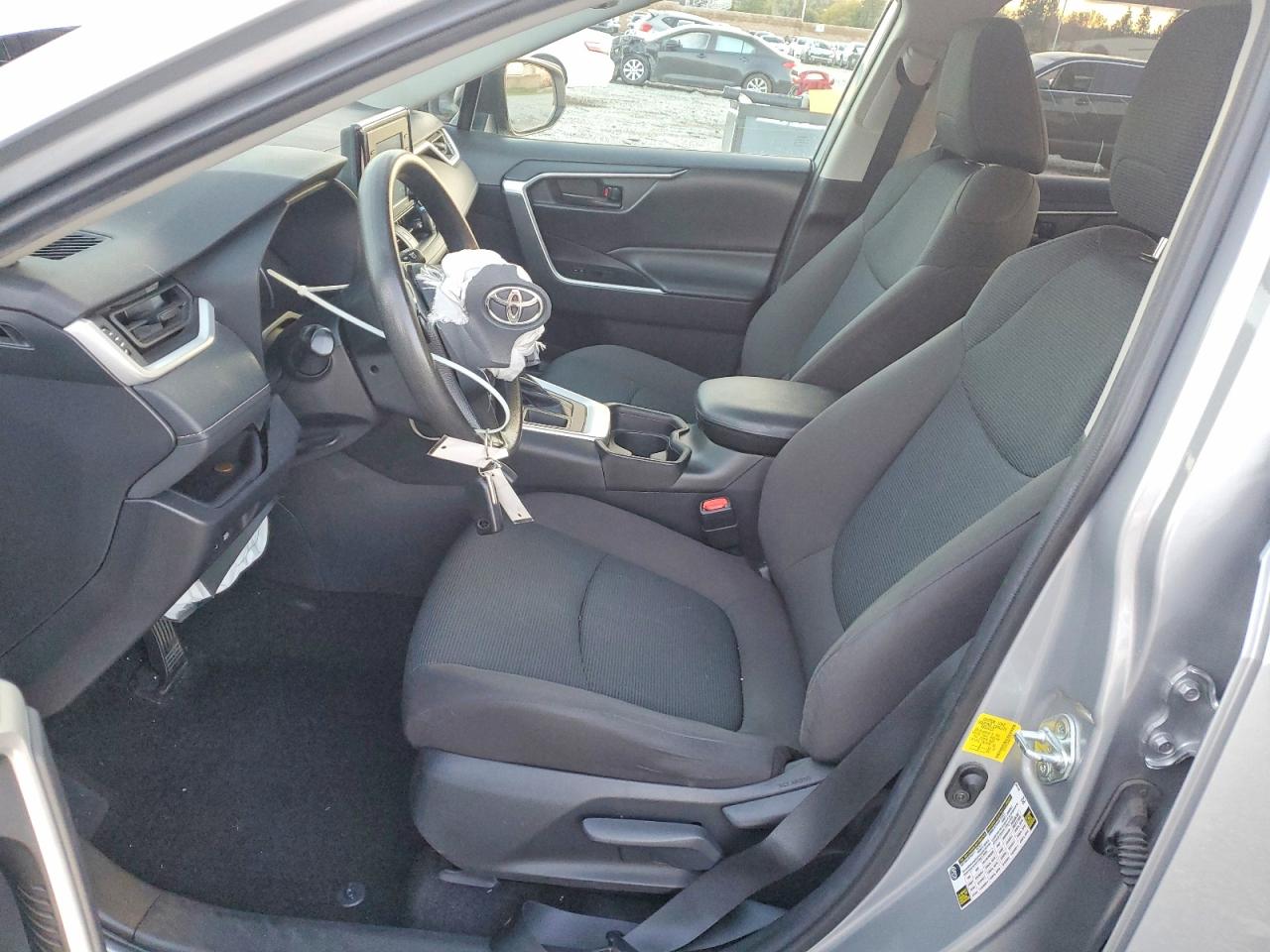 2021 TOYOTA RAV4 LE photo 7