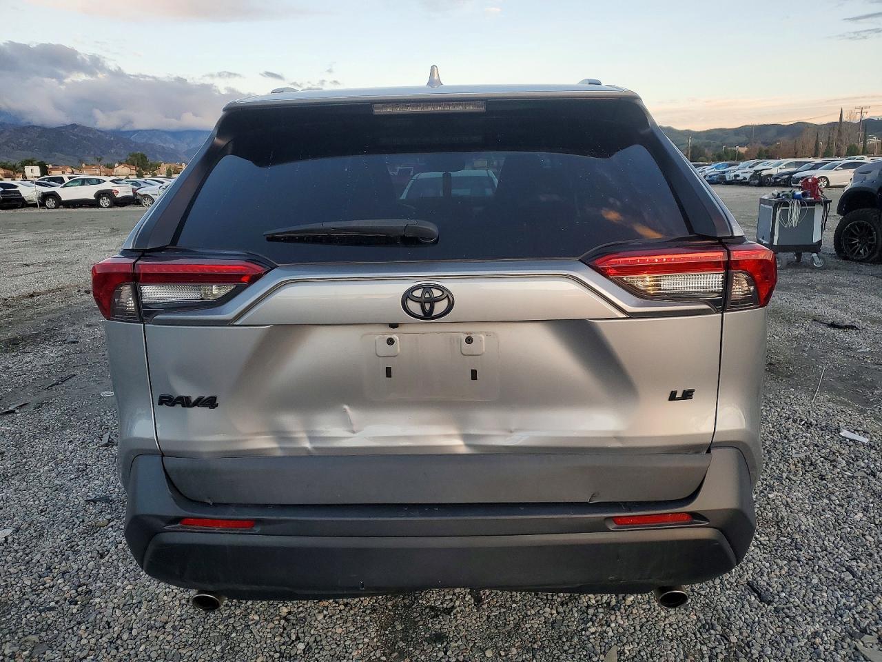 2021 TOYOTA RAV4 LE photo 6