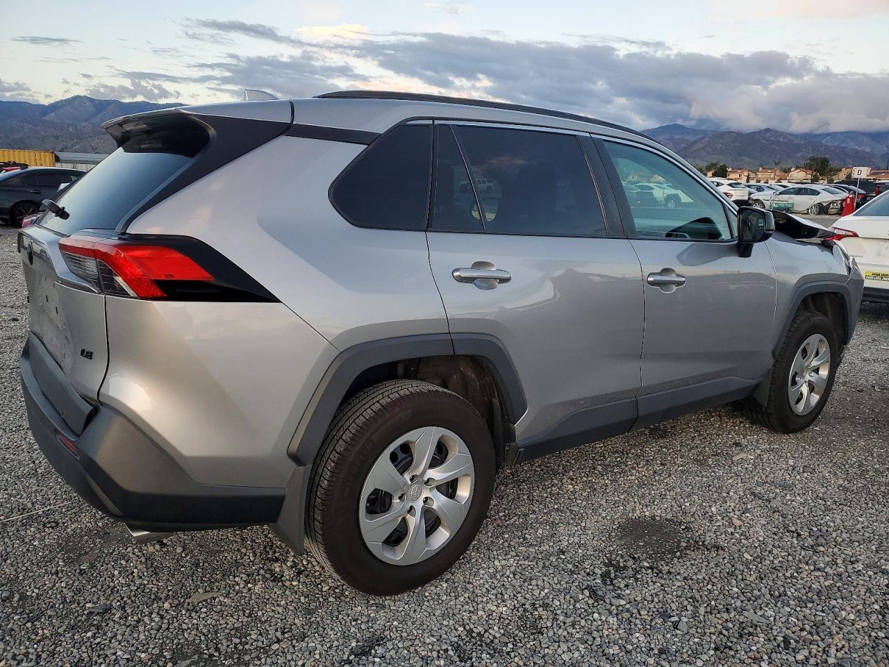 2021 TOYOTA RAV4 LE photo 3