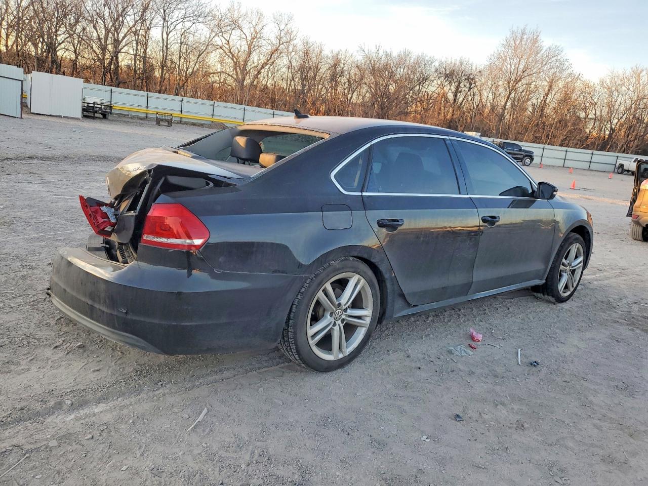 2014 VOLKSWAGEN PASSAT SE photo 3