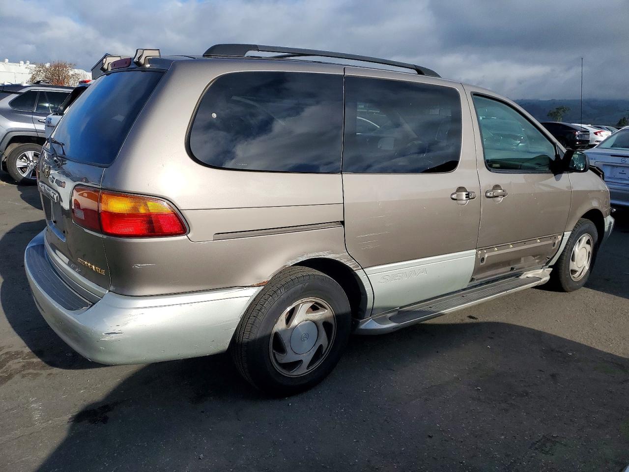 1999 TOYOTA SIENNA LE photo 5