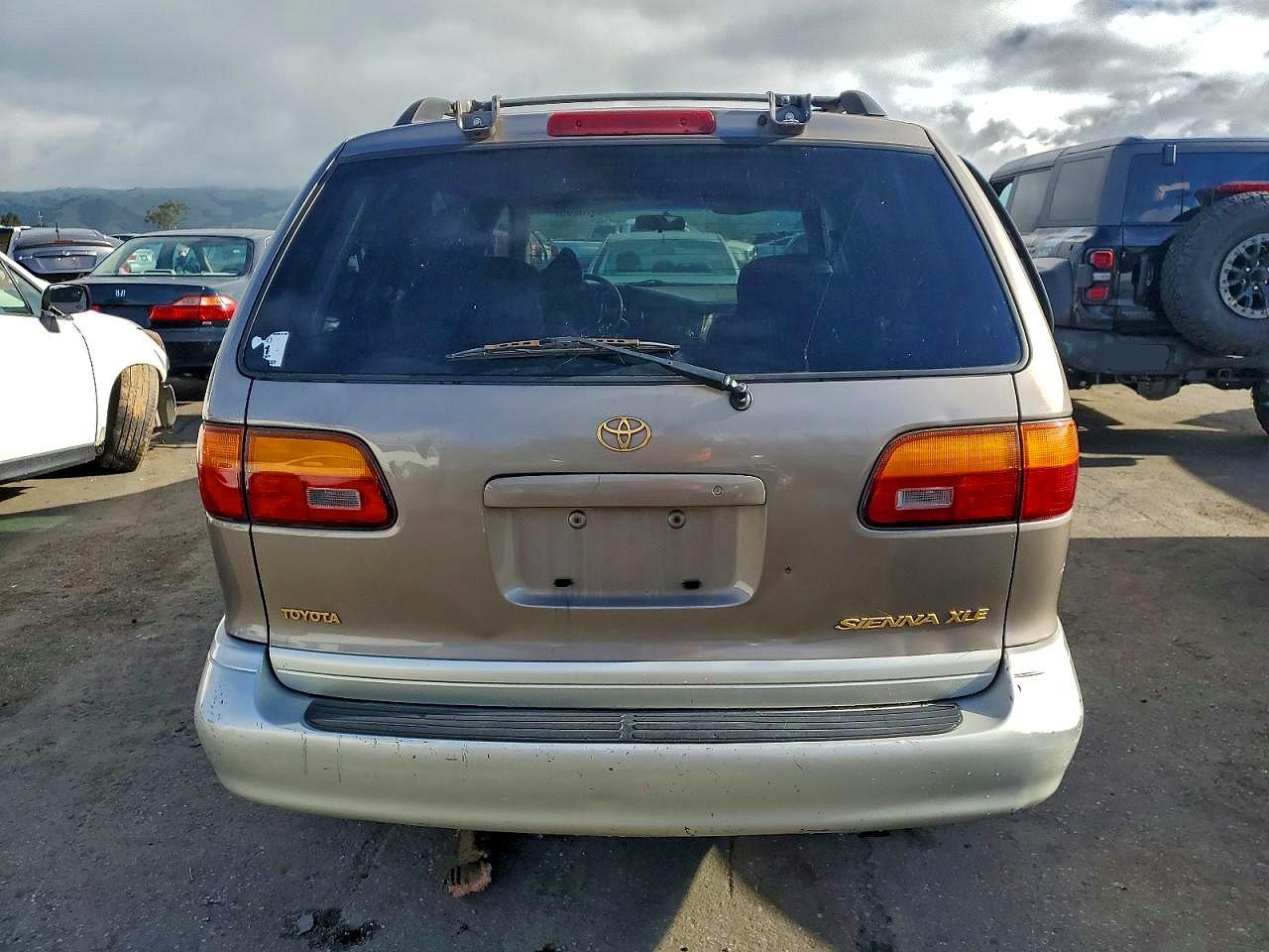1999 TOYOTA SIENNA LE photo 11