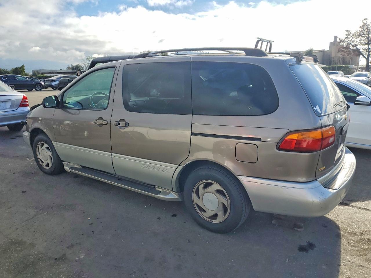 1999 TOYOTA SIENNA LE photo 3