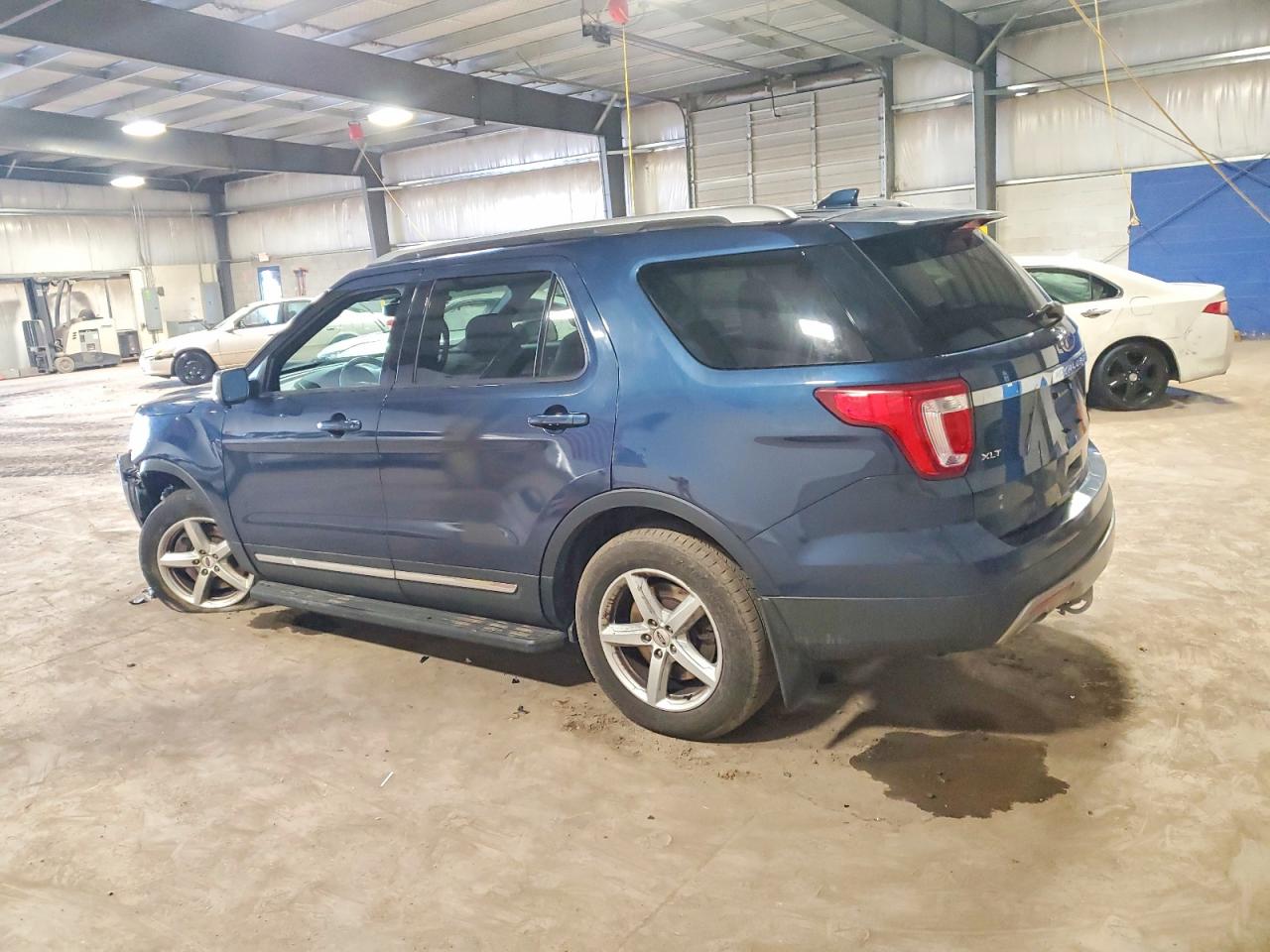 2017 FORD EXPLORER XLT photo 2