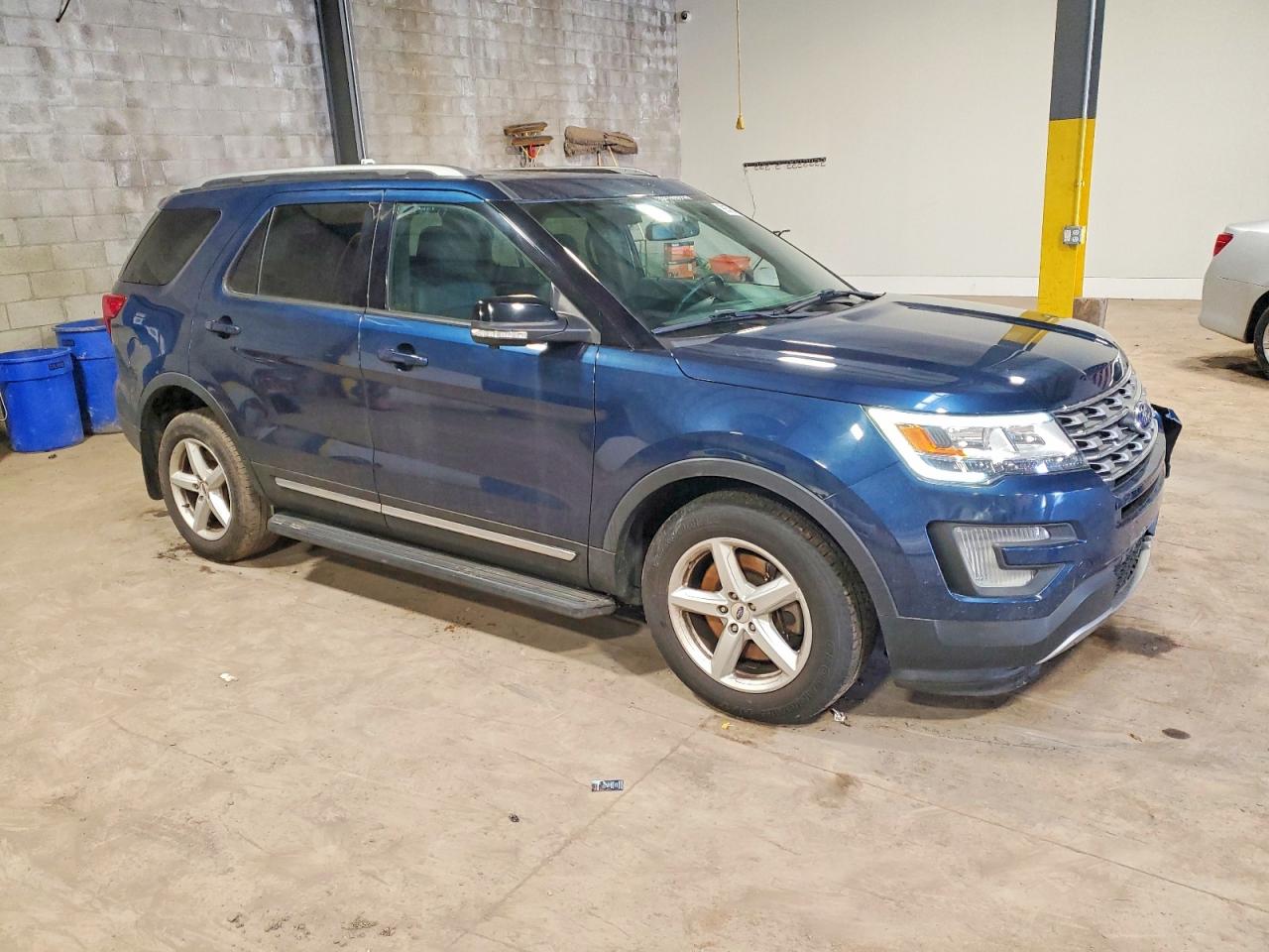 2017 FORD EXPLORER XLT photo 4