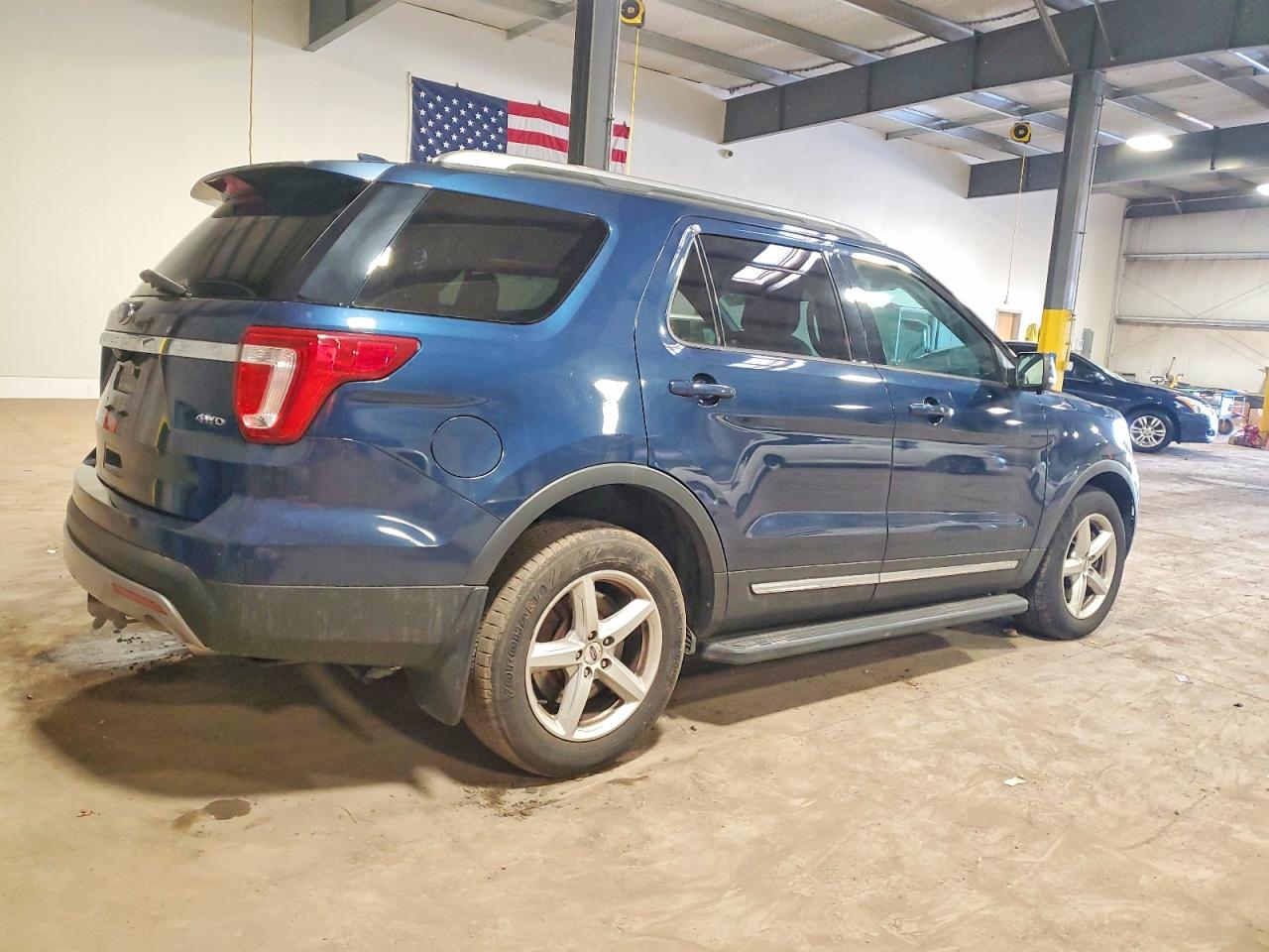 2017 FORD EXPLORER XLT photo 3
