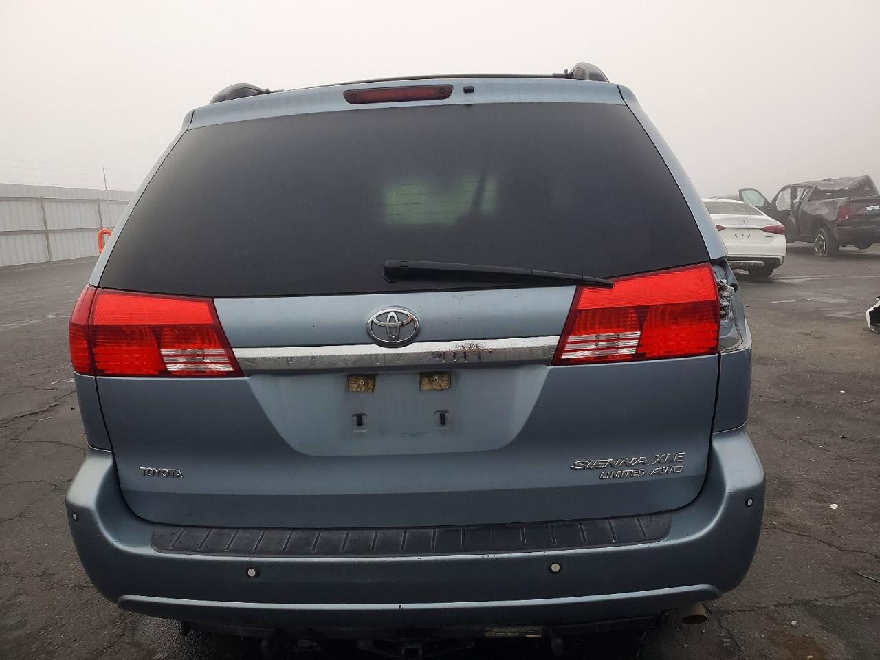 2004 TOYOTA SIENNA XLE photo 6