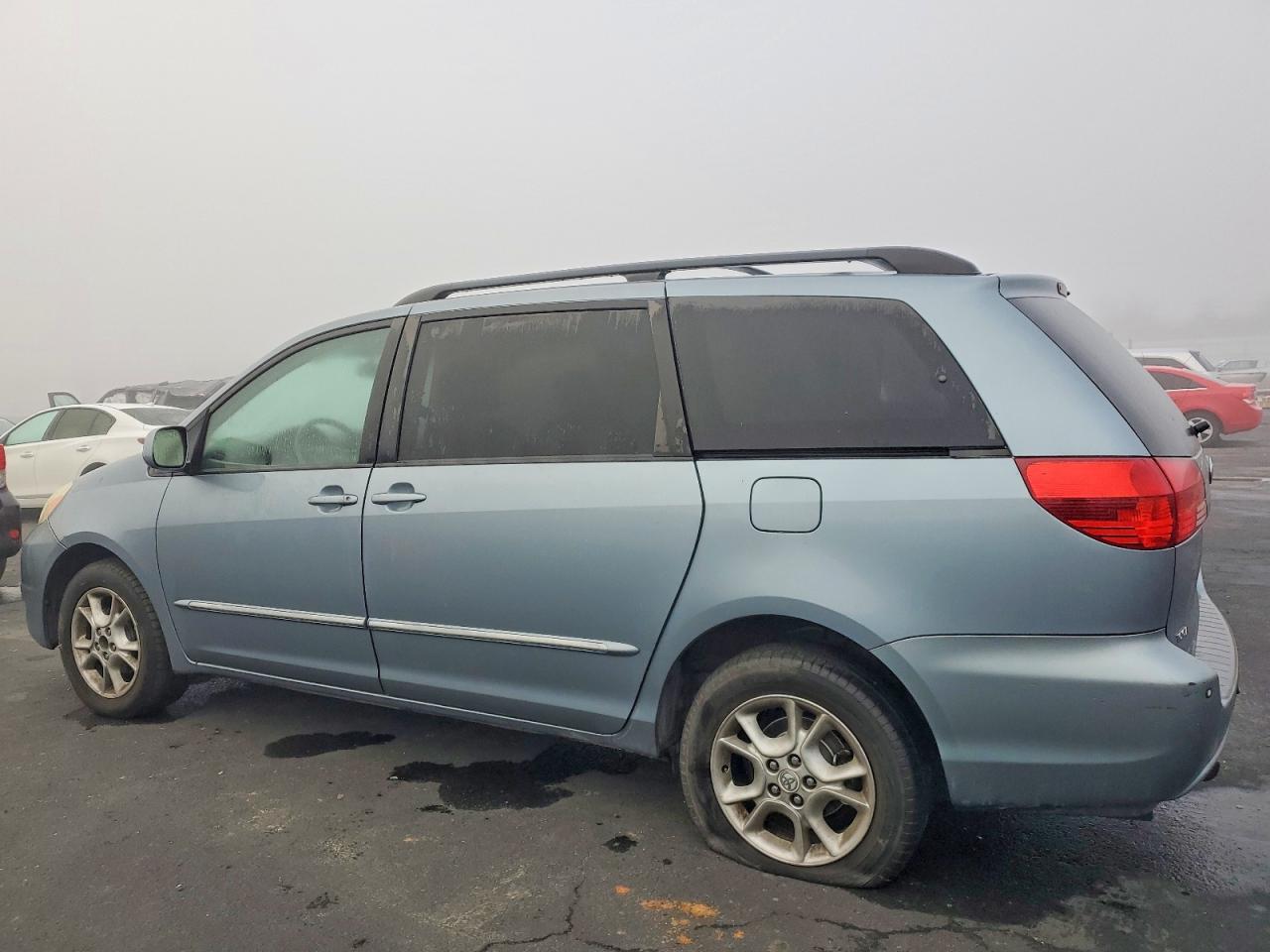 2004 TOYOTA SIENNA XLE photo 2