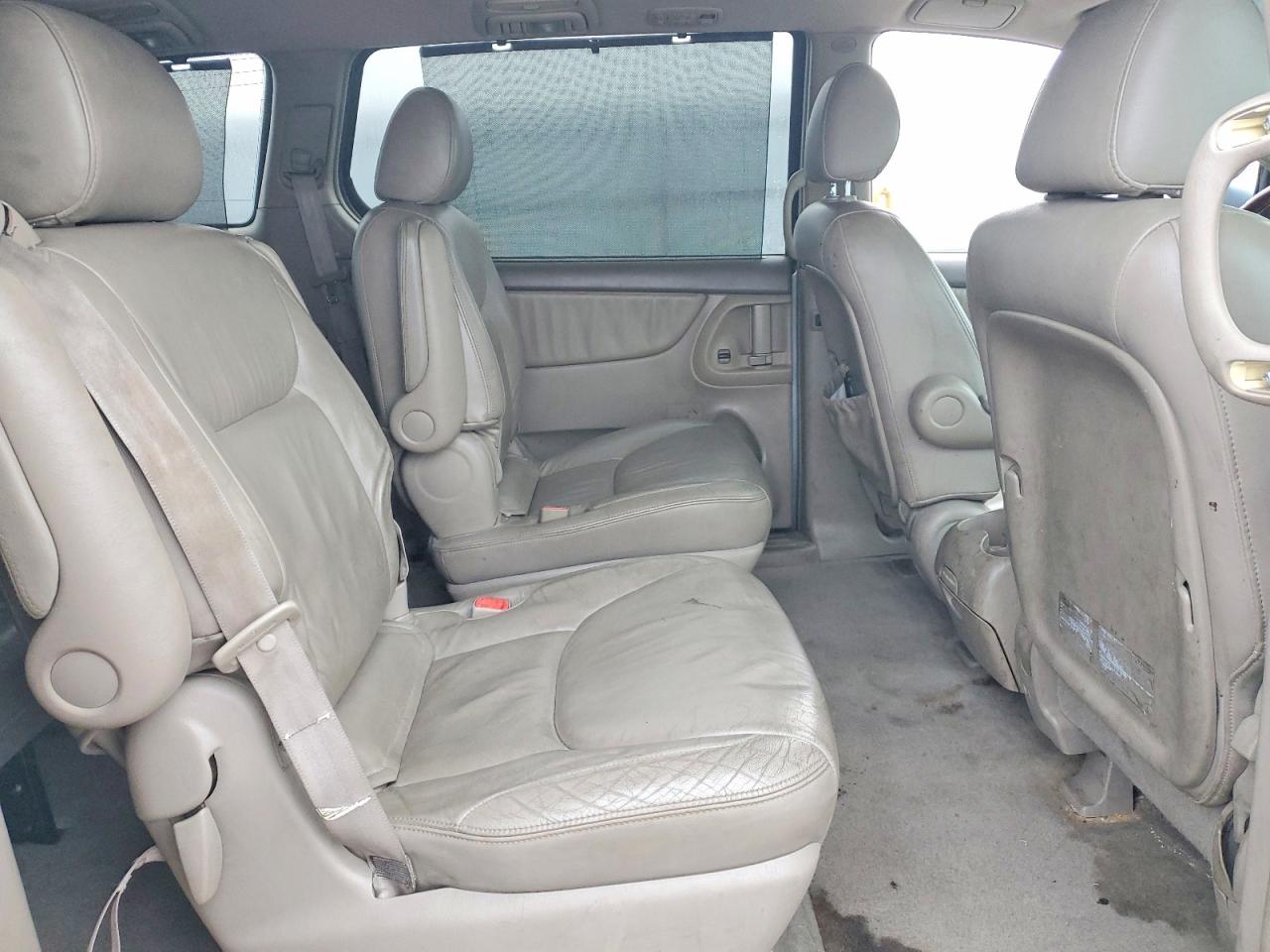 2004 TOYOTA SIENNA XLE photo 11