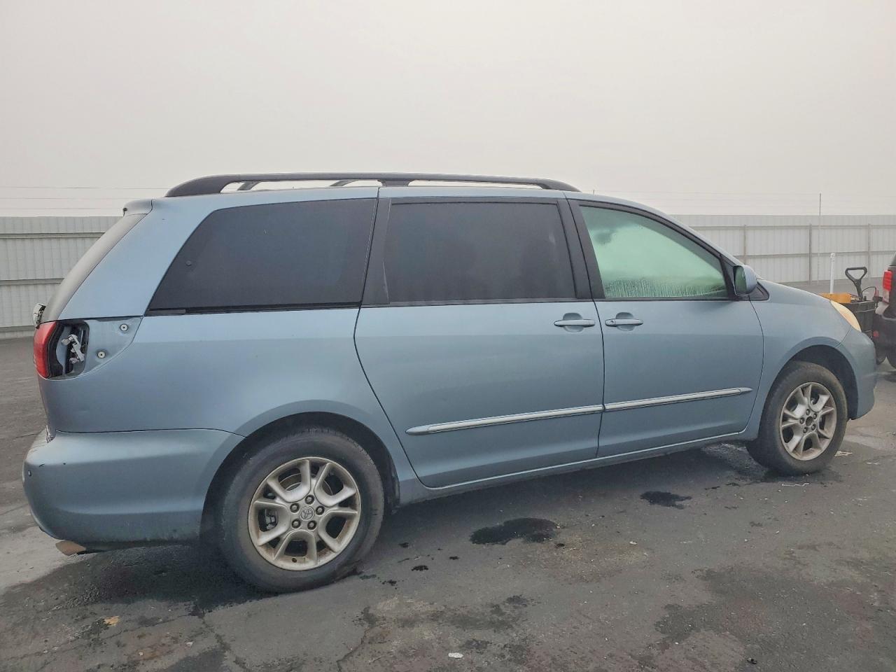 2004 TOYOTA SIENNA XLE photo 3
