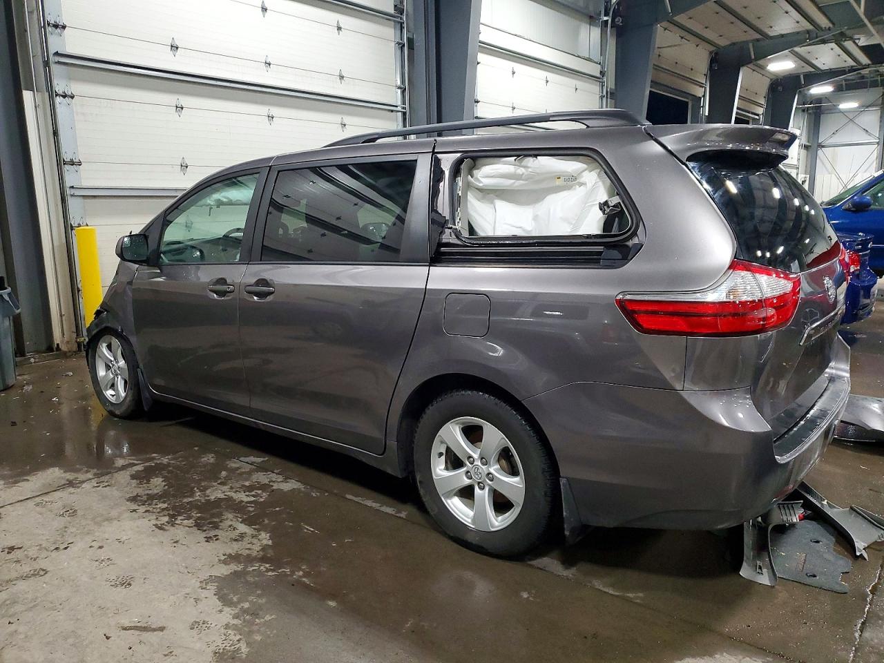 2016 TOYOTA SIENNA LE 8-PASSENGER photo 2