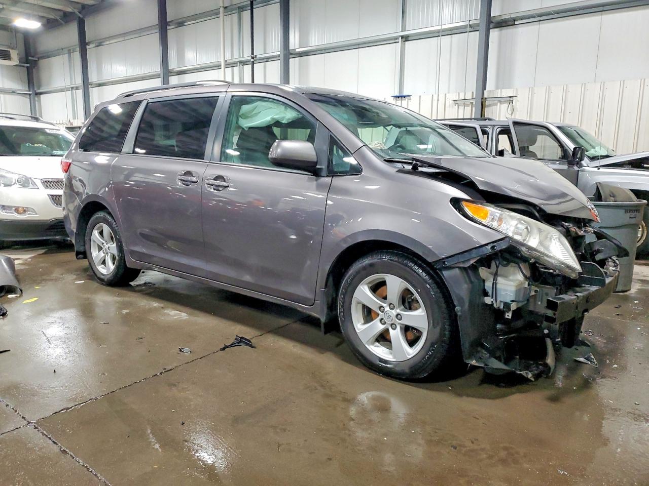2016 TOYOTA SIENNA LE 8-PASSENGER photo 4