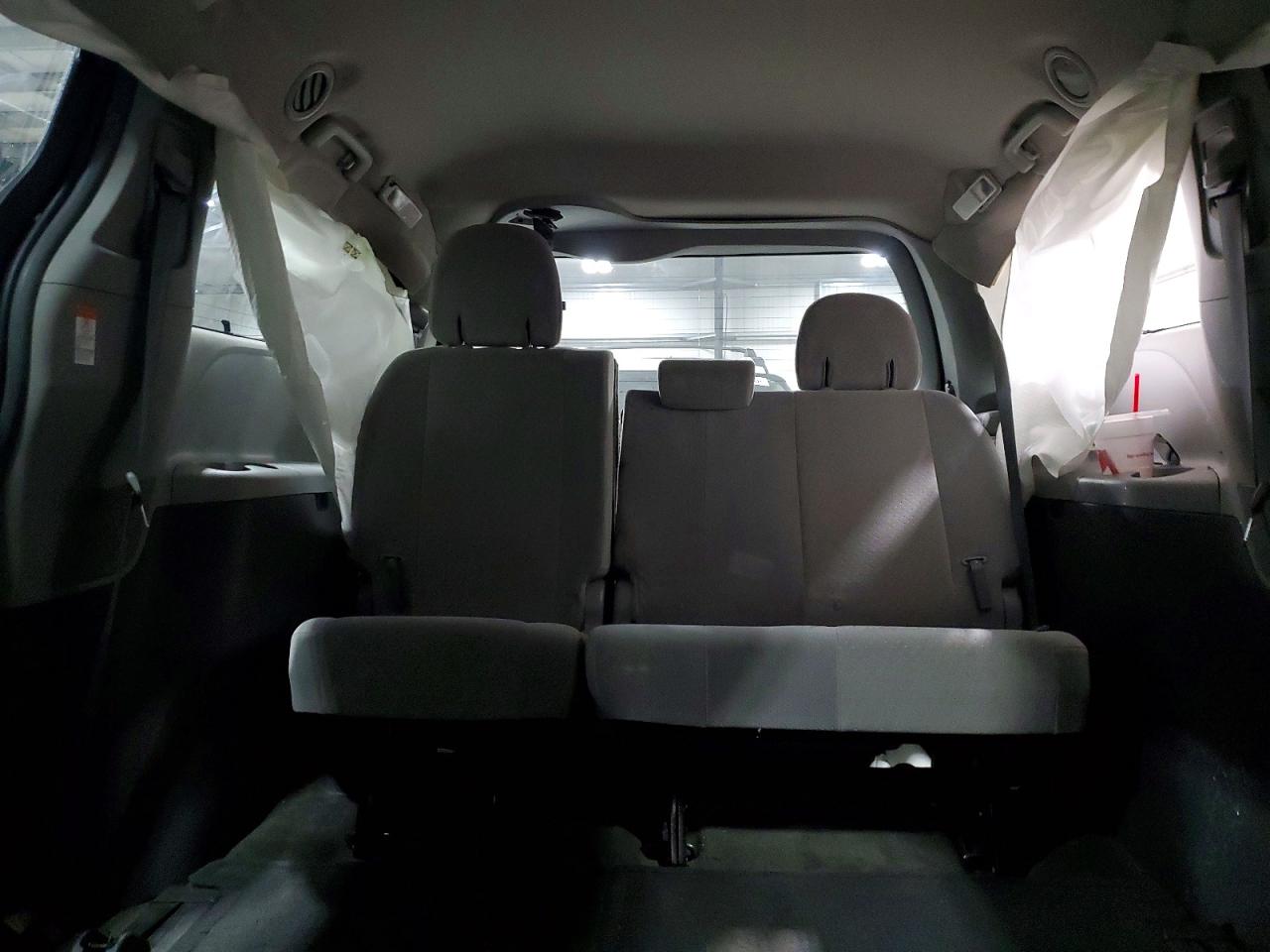 2016 TOYOTA SIENNA LE 8-PASSENGER photo 10