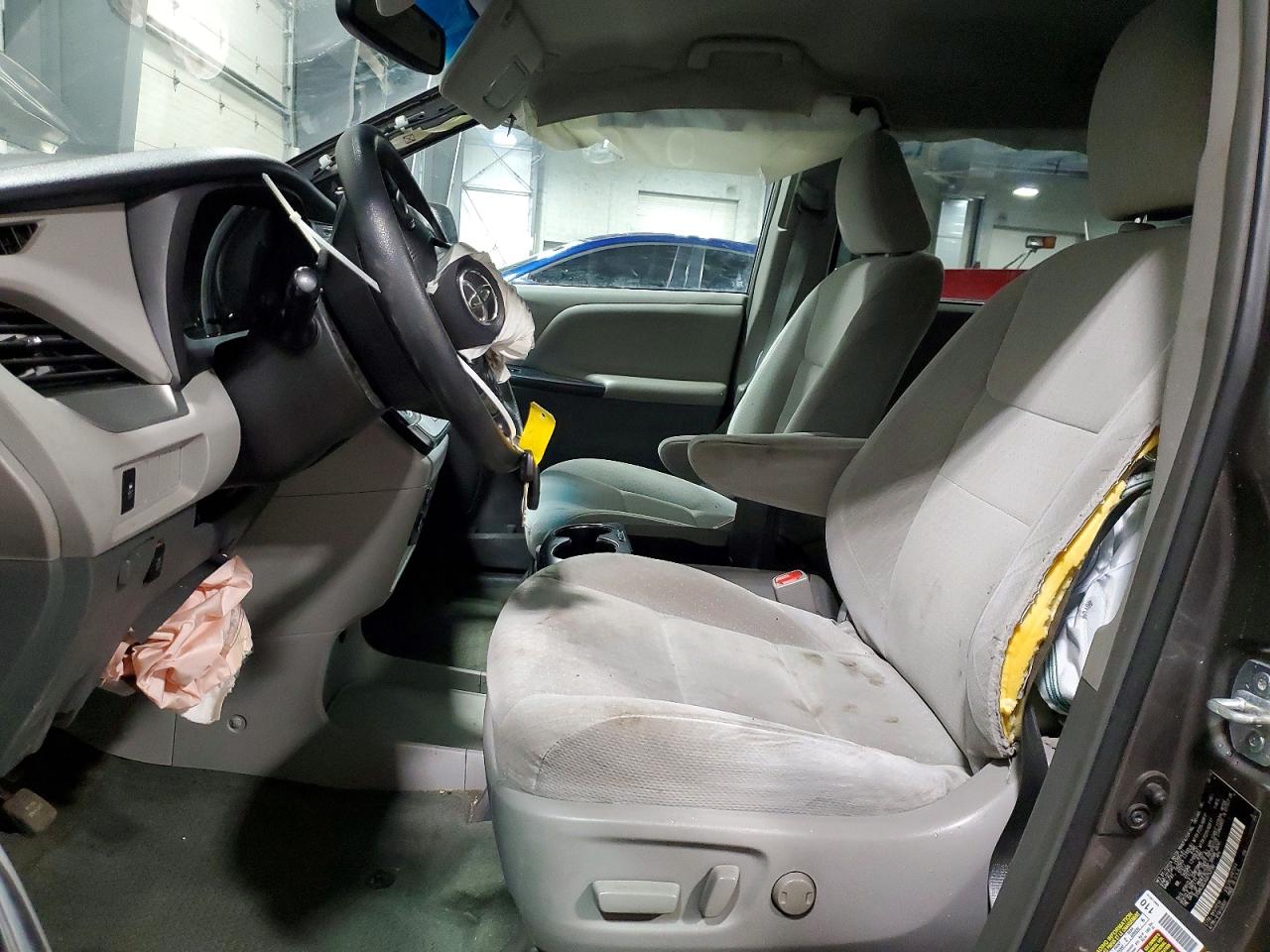2016 TOYOTA SIENNA LE 8-PASSENGER photo 7