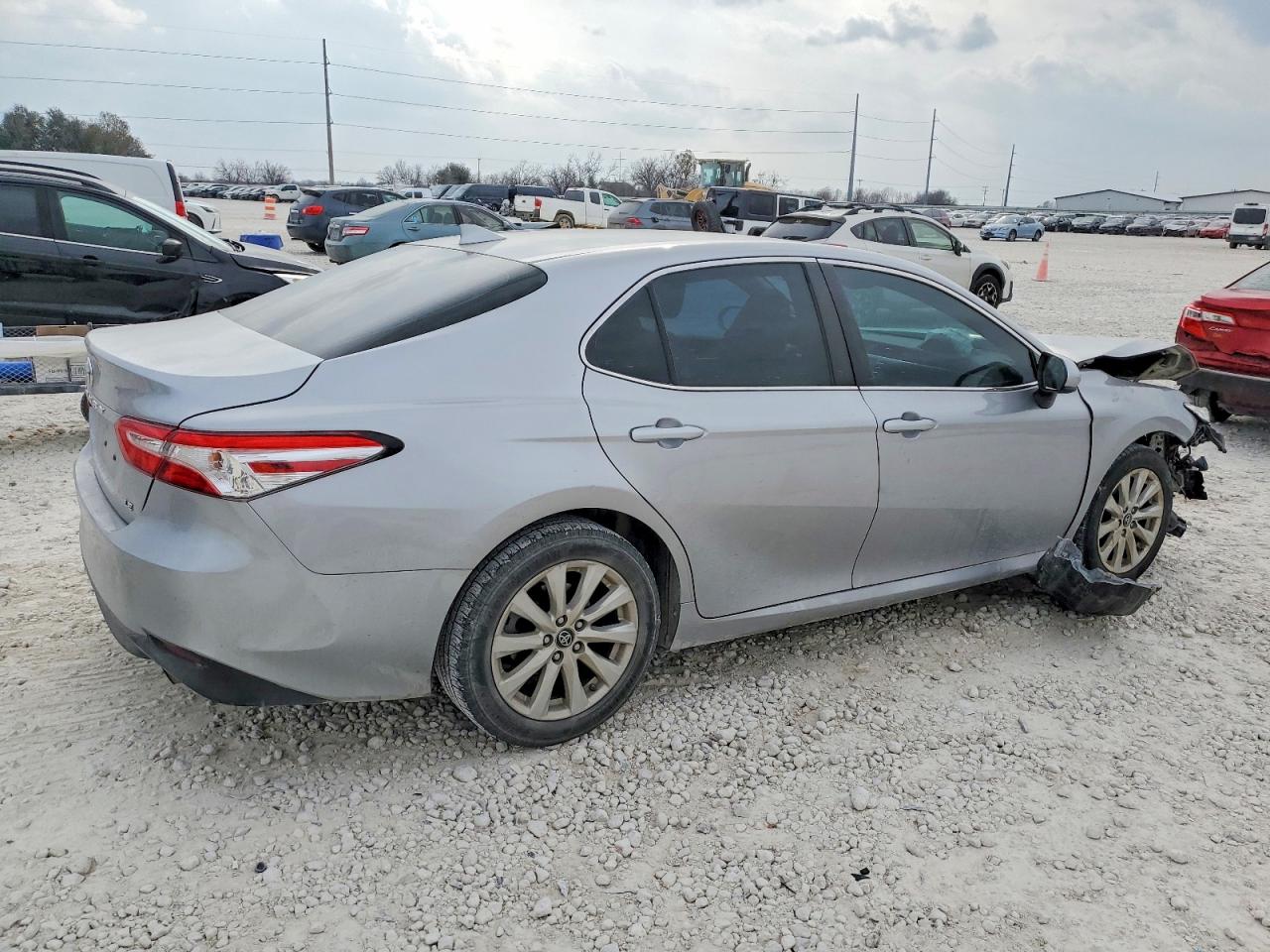 2019 TOYOTA CAMRY L photo 3