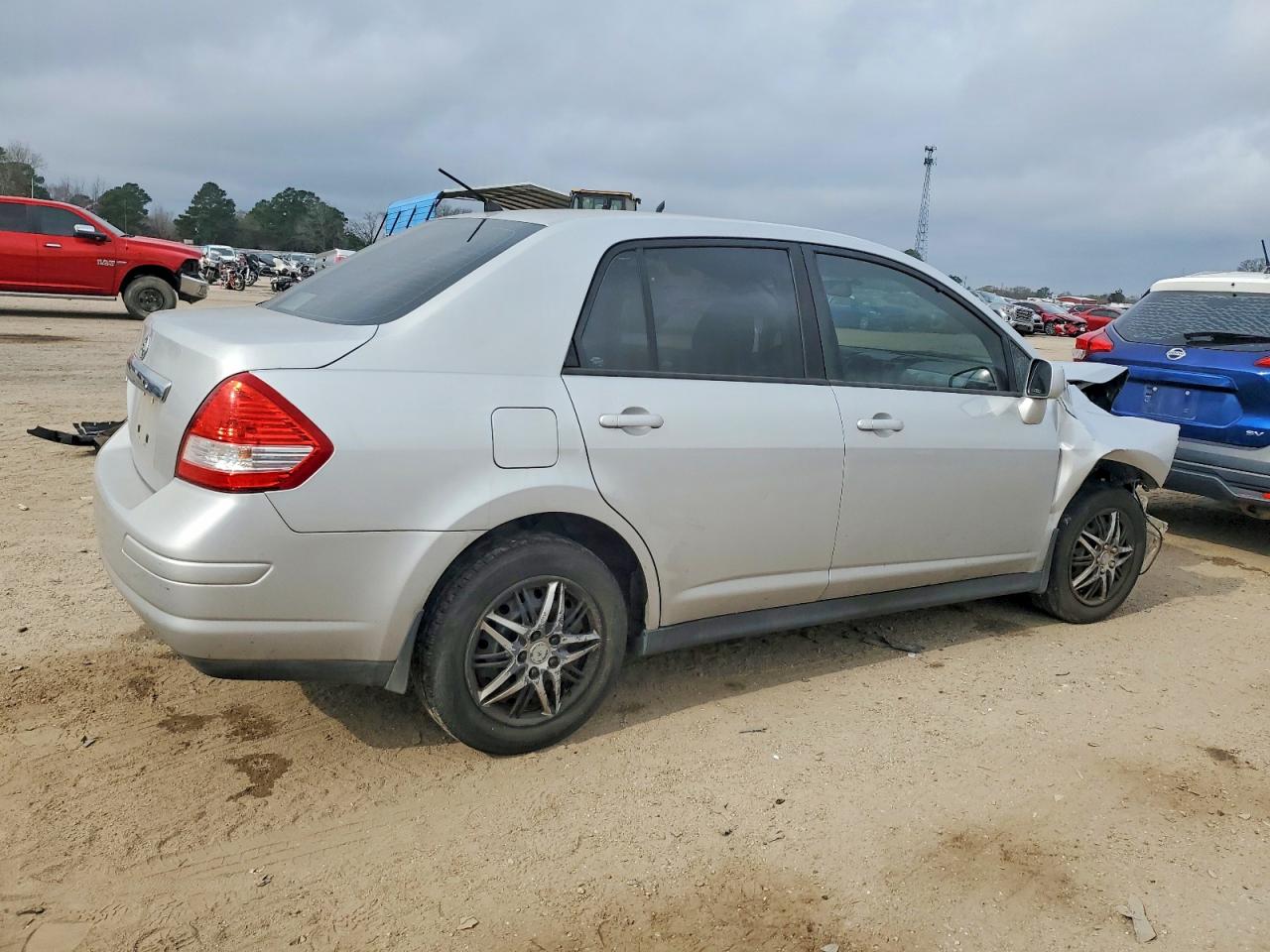 2011 NISSAN VERSA photo 3