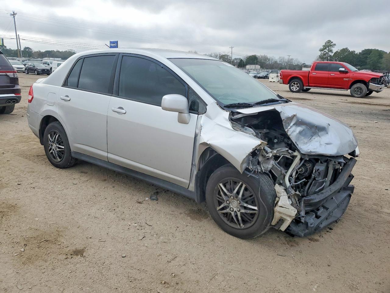2011 NISSAN VERSA photo 4