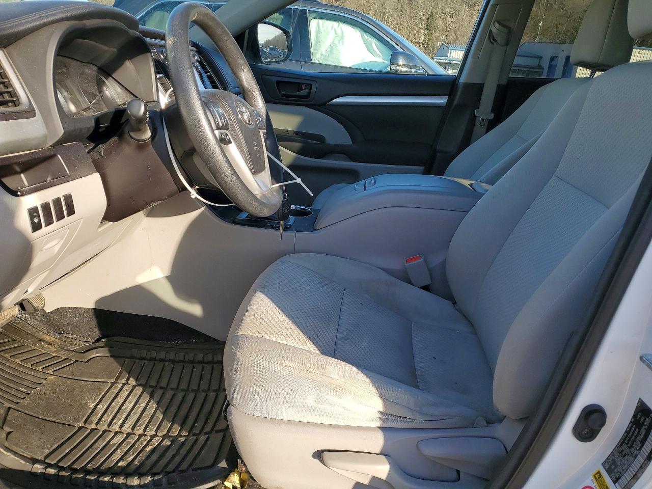 2016 TOYOTA HIGHLANDER LE photo 7