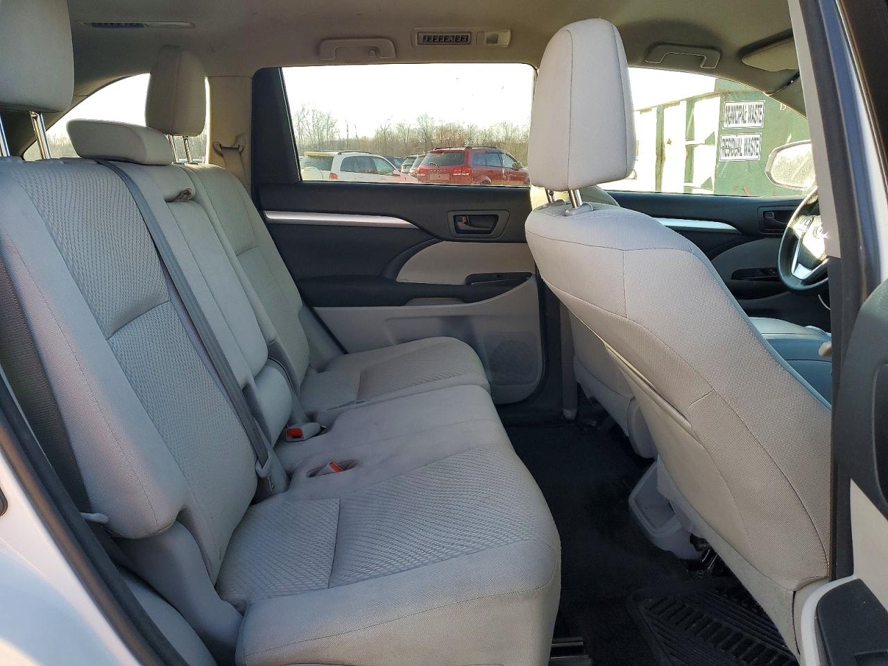 2016 TOYOTA HIGHLANDER LE photo 11