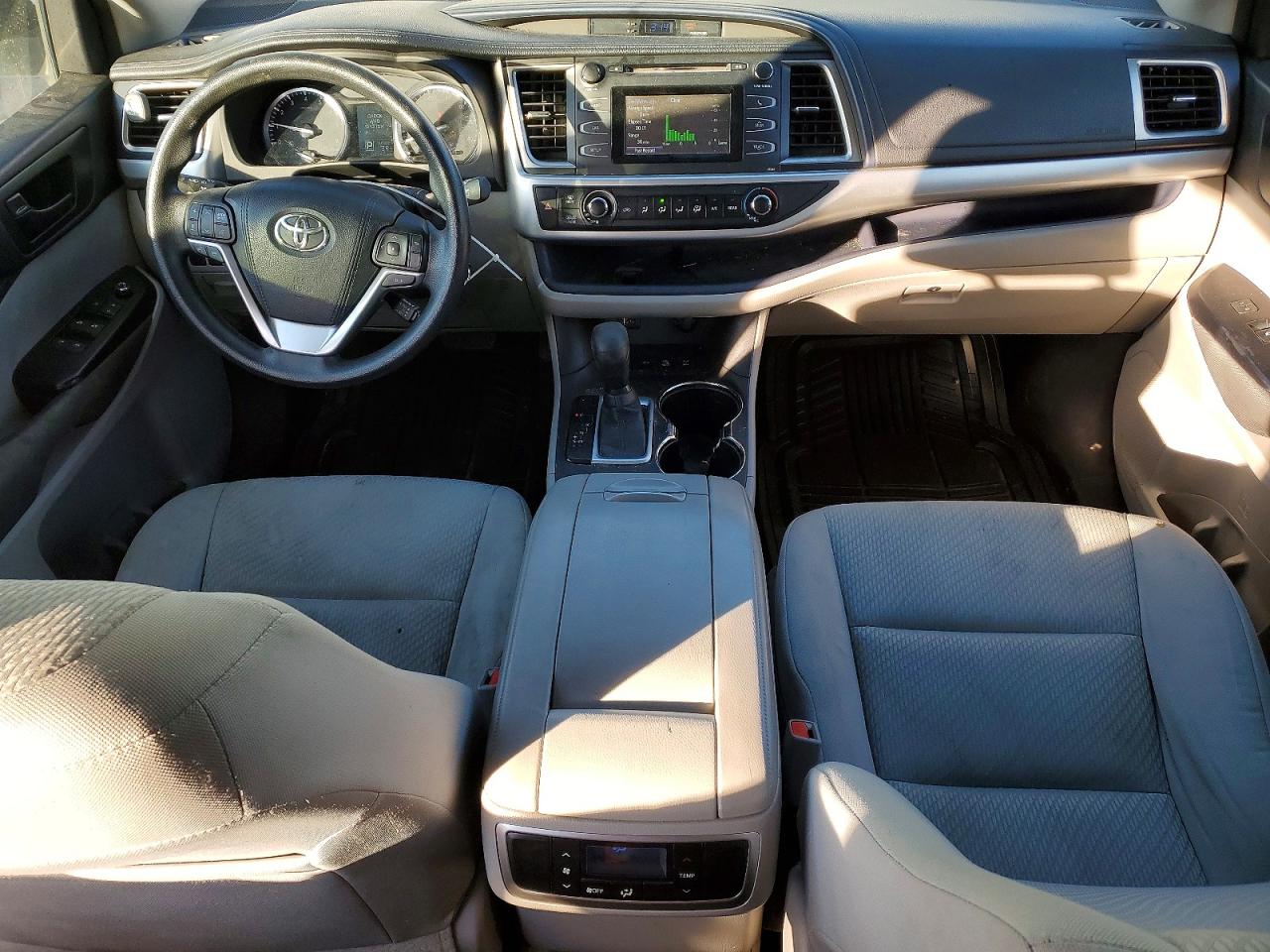 2016 TOYOTA HIGHLANDER LE photo 8
